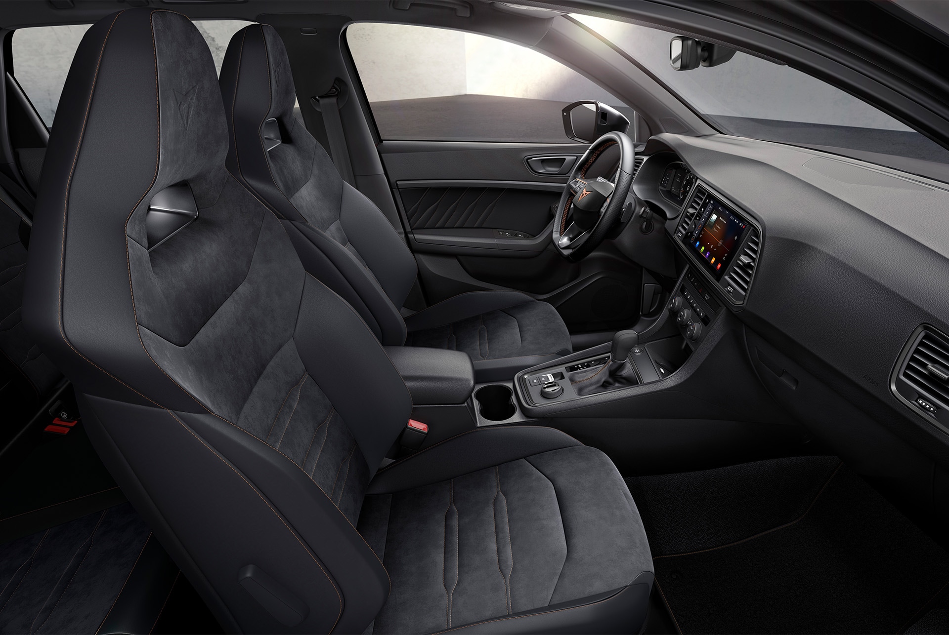 Vista interior del CUPRA Ateca con tapicería deportiva de serie, diseñada para una experiencia de conducción que trascenderá.
