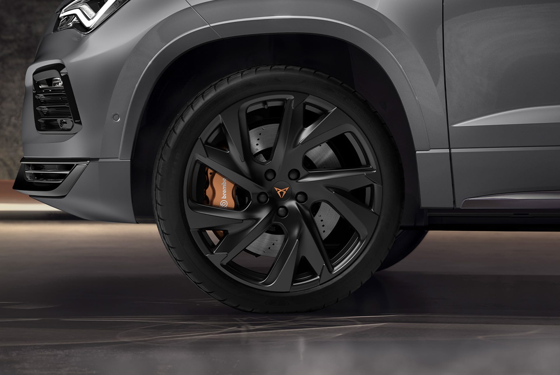 Primer plano de los frenos de alto rendimiento del CUPRA Ateca con pinzas Brembo, que aportan una potencia de frenado galardonada. 