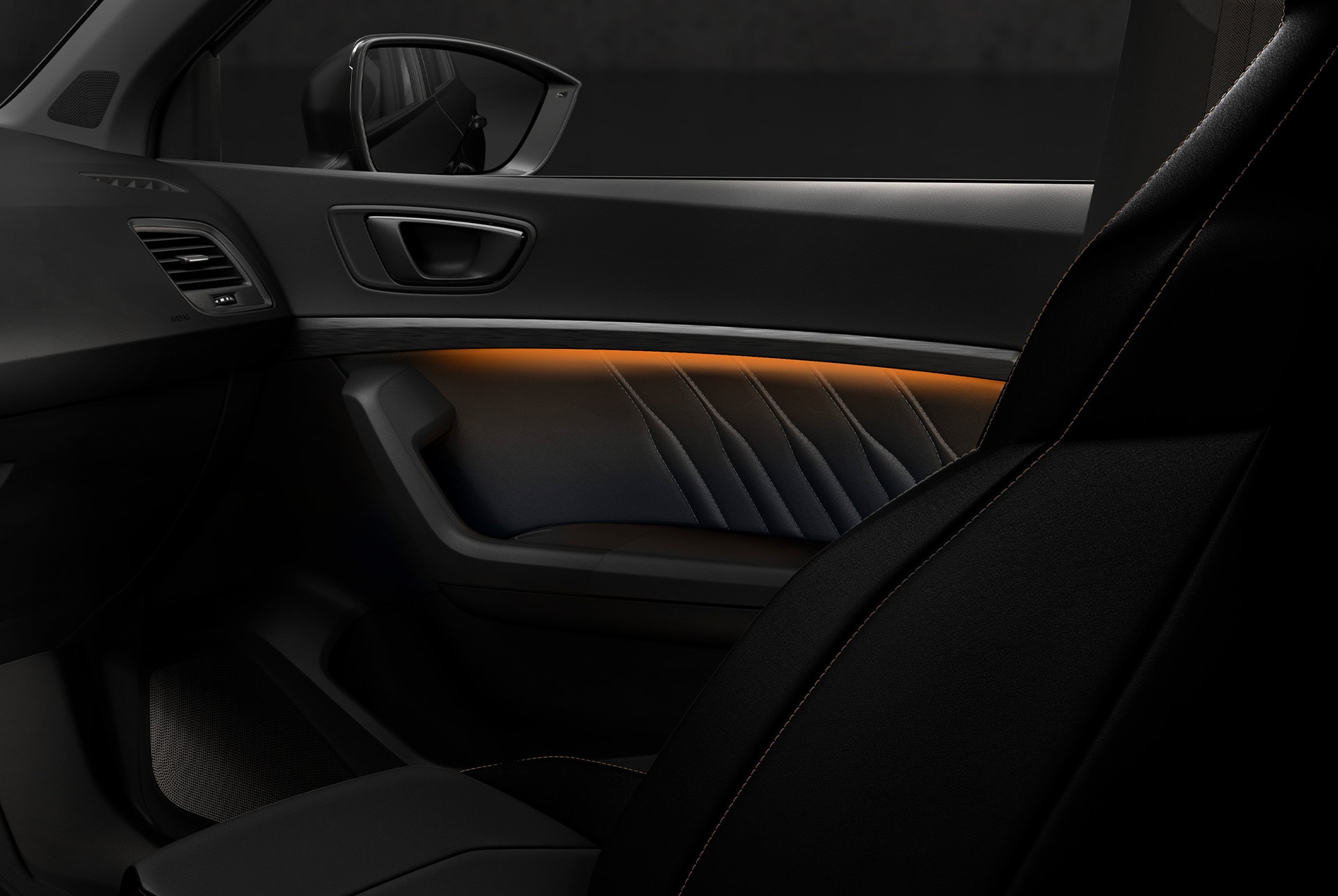 Vista interior del CUPRA Ateca que muestra la iluminación ambiental que se ajusta a tu estado de ánimo, mejorando la experiencia de conducción con tonos personalizables.