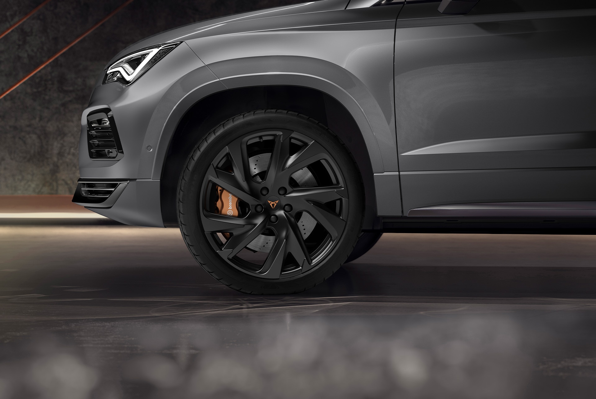 Primer plano de las llantas deportivas exclusivas de 19 pulgadas en negro y cobre del CUPRA Ateca, que resaltan su diseño fuerte y dinámico.