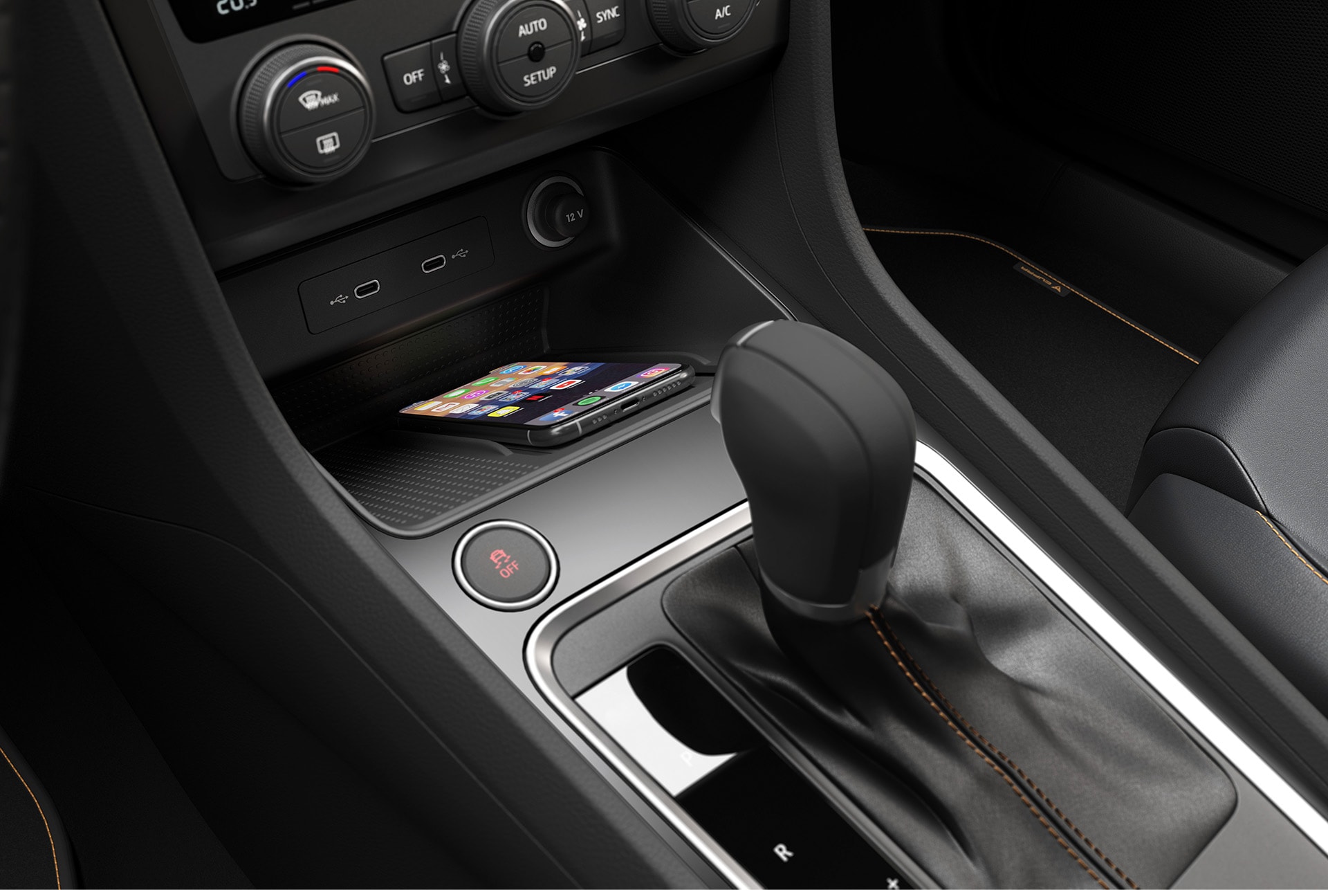 Caja de conectividad del CUPRA Ateca con carga inalámbrica, donde se ve un smartphone colocado en la placa de carga, junto a la palanca de cambios. 