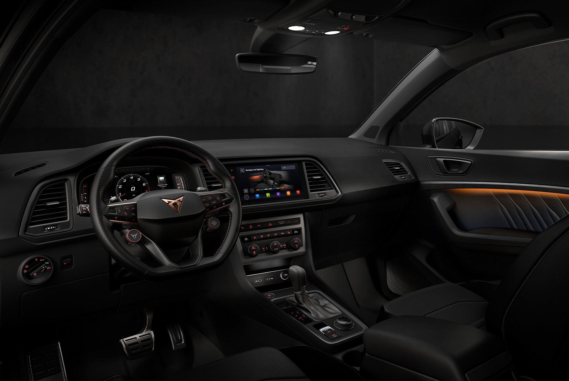 El interior del CUPRA Ateca destaca por sus avanzadas prestaciones tecnológicas. El salpicadero tiene una gran pantalla de Infotainment con navegación y el volante con botones satélite cuenta con controles integrados. Dentro hay una mujer sentada. 