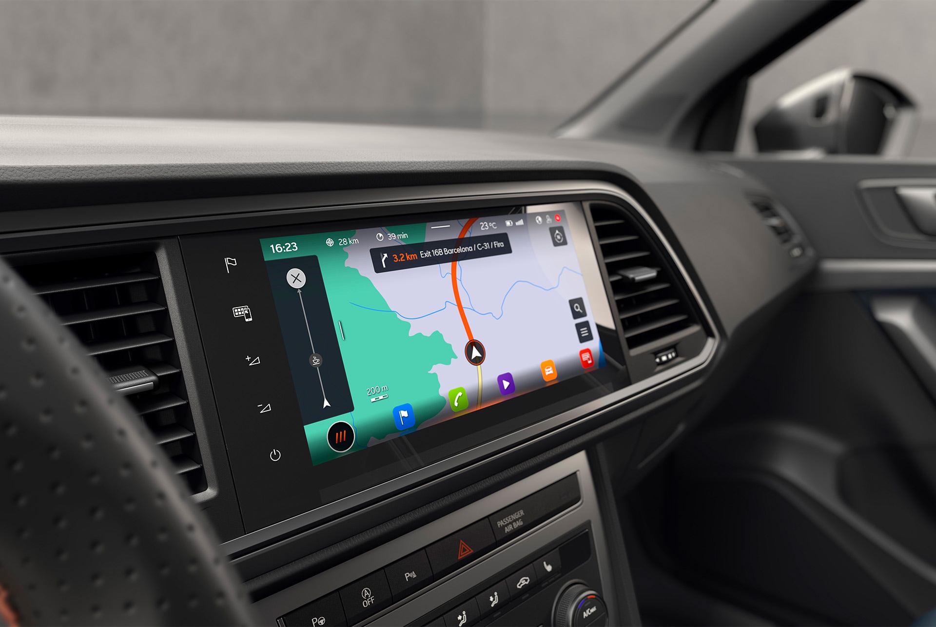 Una persona sostiene un smartphone con el CUPRA Ateca de fondo, aparcado cerca de una vista panorámica de montañas y agua, simbolizando un mundo conectado.