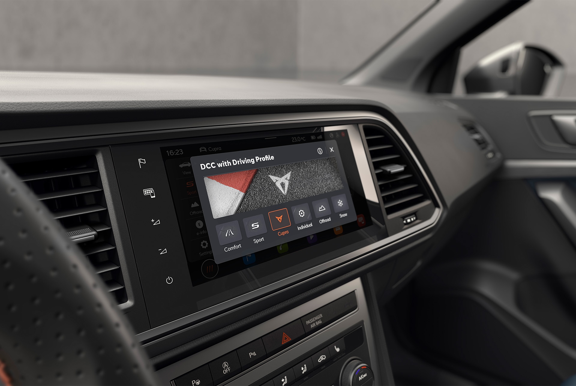 Pantalla del salpicadero del CUPRA Ateca donde aparece el DCC con los ajustes del Perfil de conducción. Consigue un nivel de conducción de competición con el modo CUPRA Drive para rendir a toda potencia.