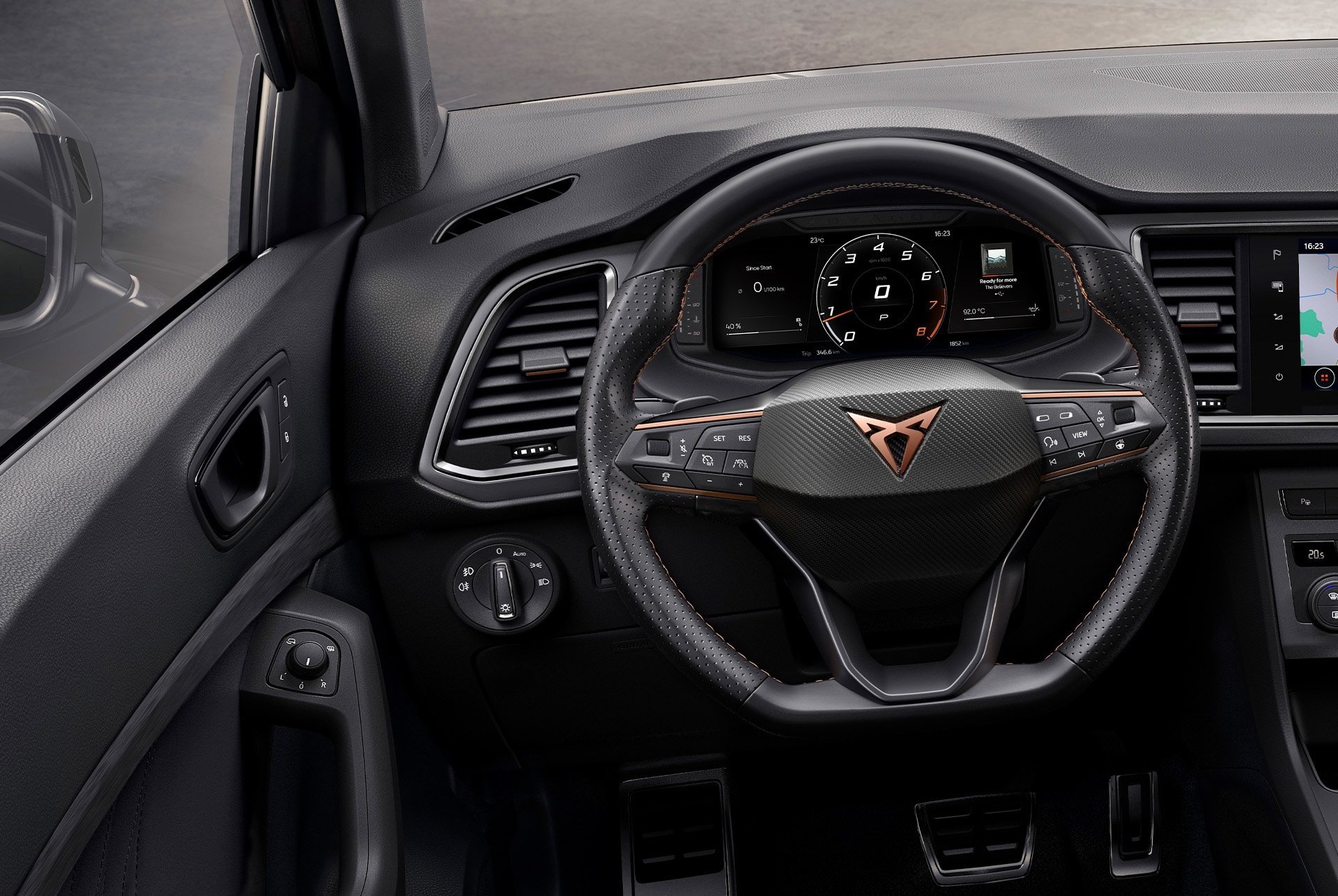 Volante del CUPRA Ateca con botones satélite para arrancar el motor y seleccionar los modos de conducción. Disfruta al máximo de las emociones al volante.