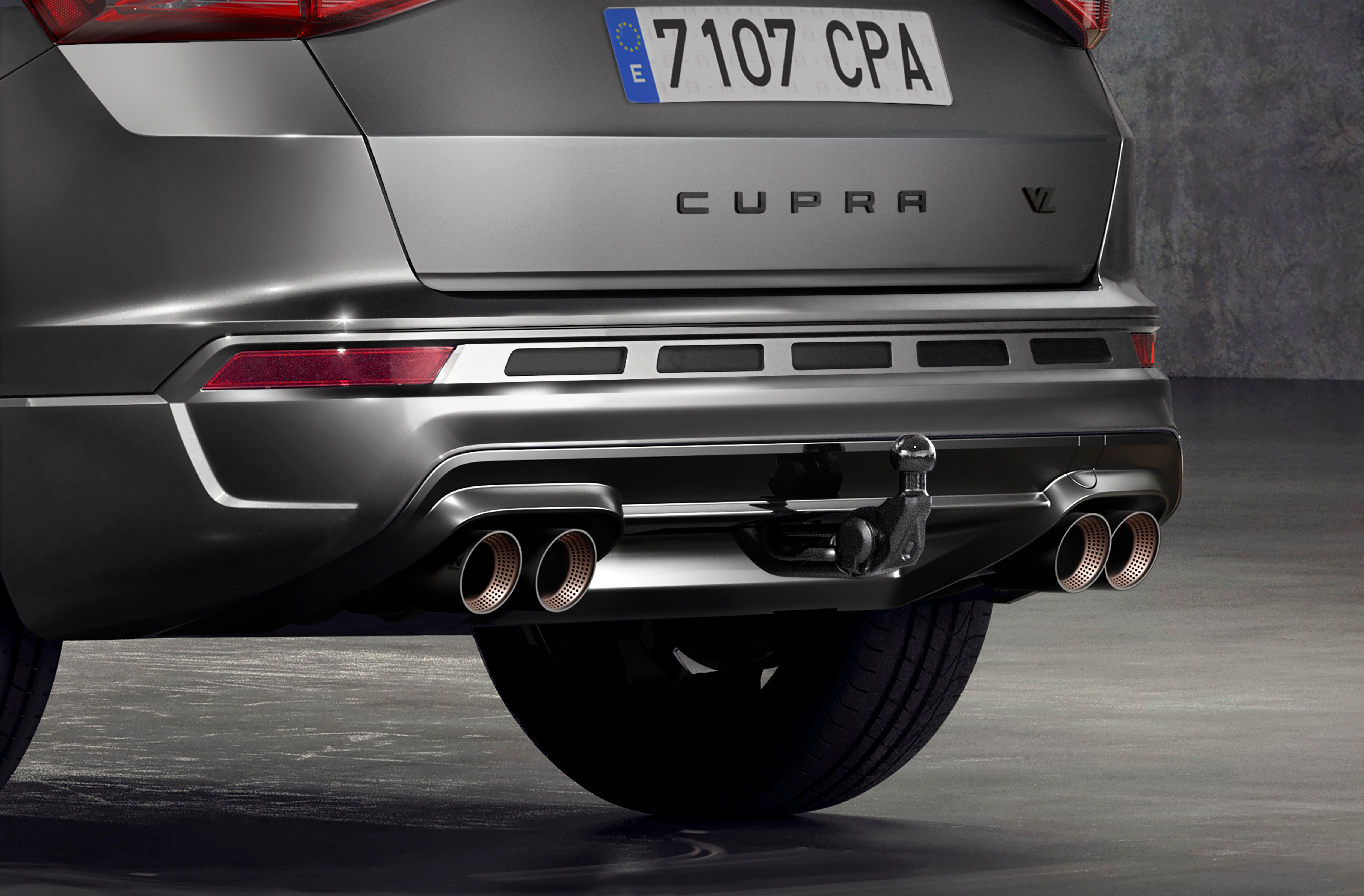 CUPRA Ateca con remolque portabicicletas de nuevo diseño en el que caben hasta dos bicicletas, enseñando su potencial para aventuras al aire libre.