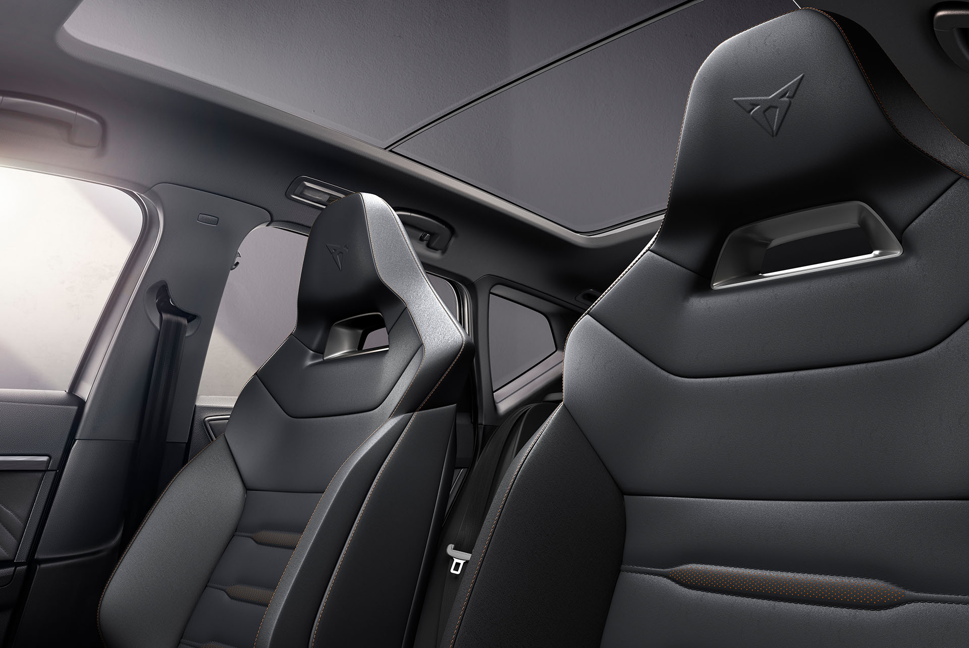 El techo solar panorámico del CUPRA Ateca permite conducir a cielo abierto, y llena el habitáculo de luz natural para disfrutar de amplias vistas y sensación de amplitud.