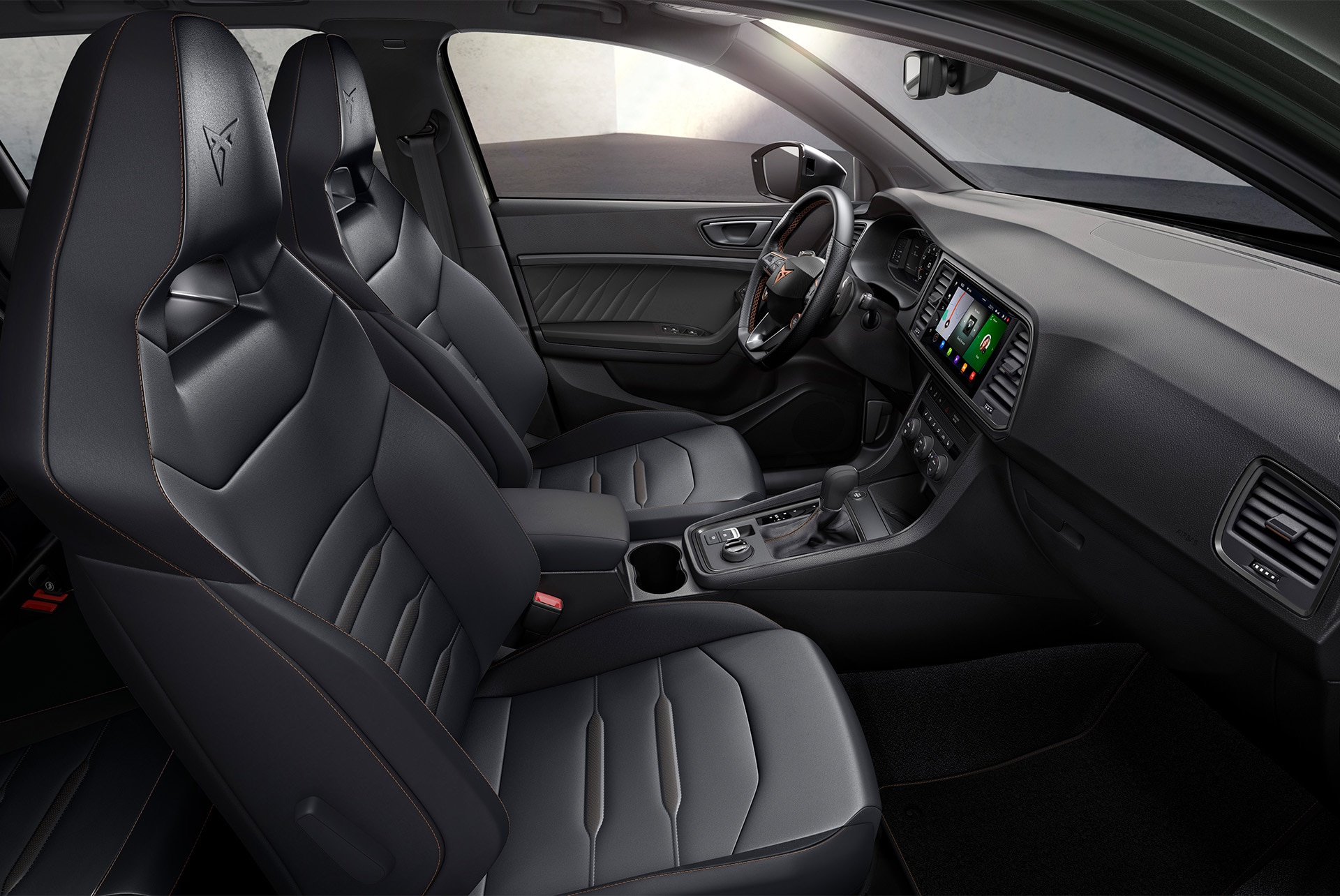 Vista interior del CUPRA Ateca con el Winter Pack y asientos delanteros calefactados, que garantizan calidez y relajación durante los viajes en días fríos.