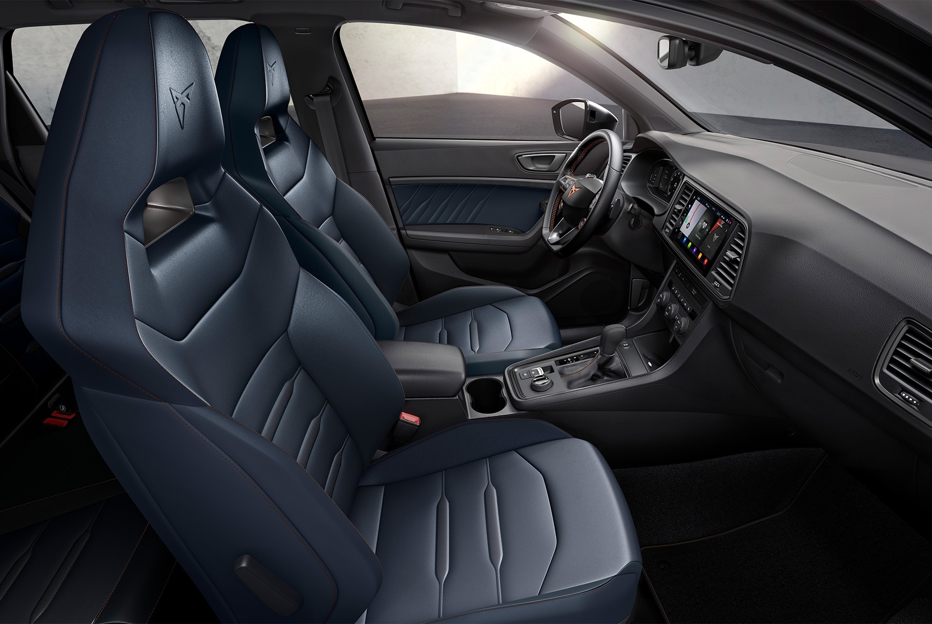 Vista interior del CUPRA Ateca con el Winter Pack y asientos delanteros calefactados, que garantizan calidez y relajación durante los viajes en días fríos.