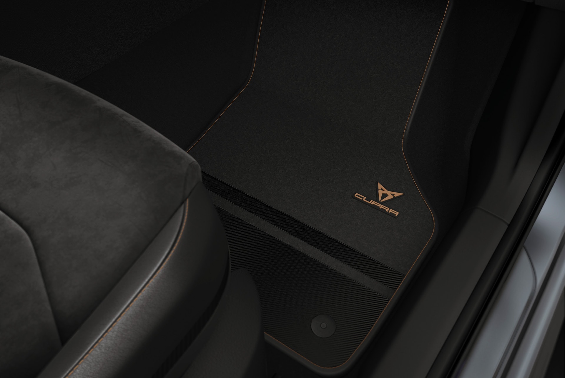 El CUPRA Ateca incorpora una alfombrilla de fibra de carbono de marca premium, que ofrece una mayor protección al suelo del coche con un estilo sin concesiones.
