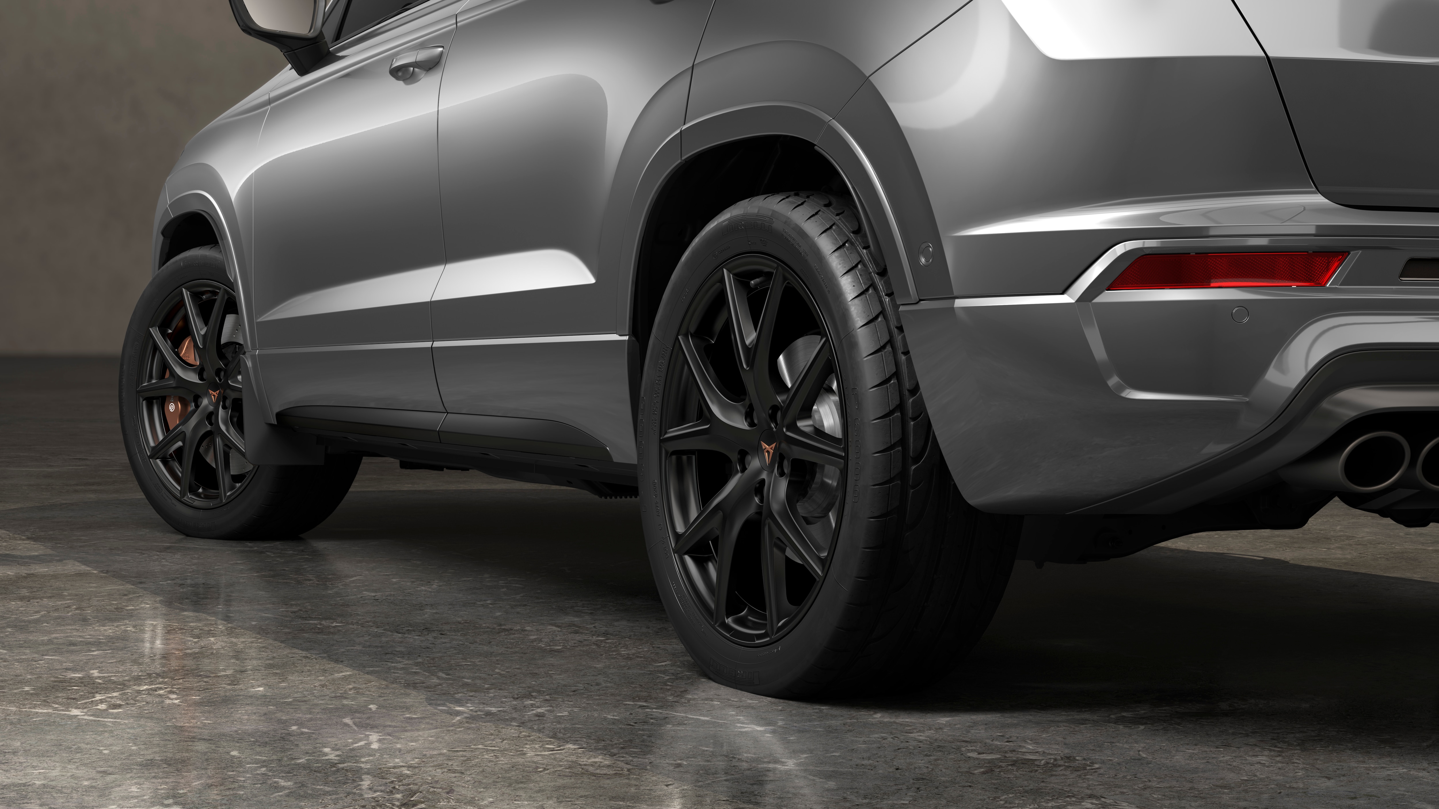 CUPRA Ateca con guardabarros delanteros protectores, diseñados para evitar la suciedad y proteger los bajos del coche de impactos peligrosos.