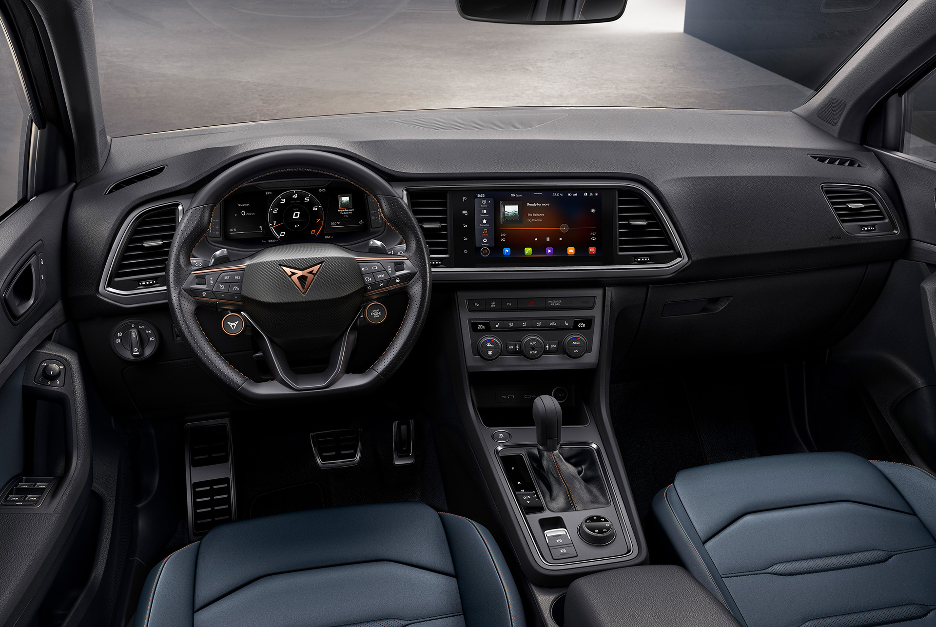 Vista interior del salpicadero del CUPRA Ateca, donde destacan los seis versátiles modos de conducción, la caja de cambios automática DSG y la tecnología 4WD para una mejor experiencia al volante.