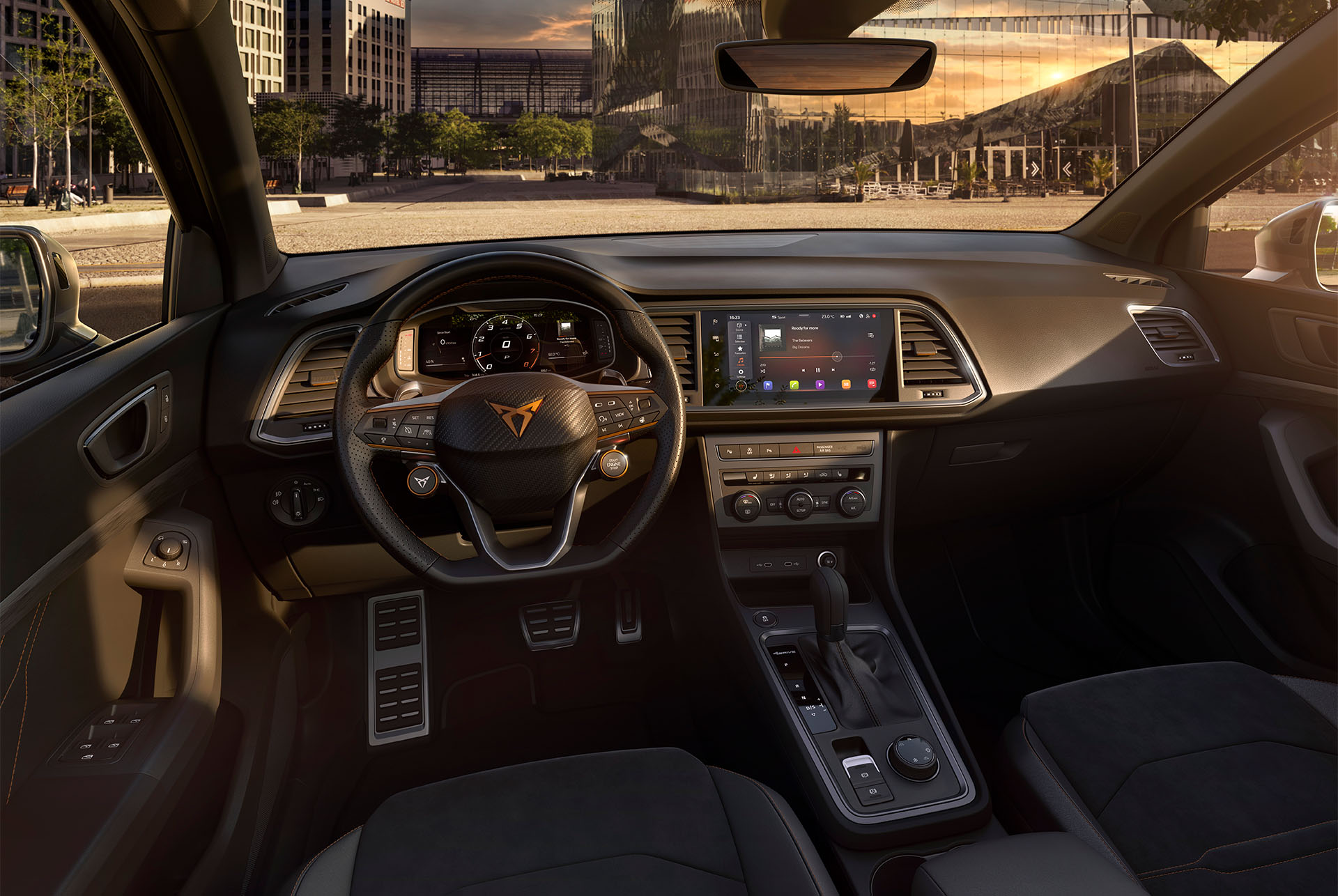 Vista interior del SUV CUPRA Ateca, donde se ve el volante con botones satélite para arrancar el motor y la selección del perfil de conducción. Las levas de cambio tras el volante permiten cambiar cómodamente de marchas.