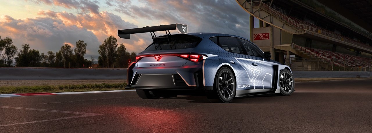 Vista trasera al atardecer del modelo de alto rendimiento CUPRA León VZ TCR en un circuito de carreras.