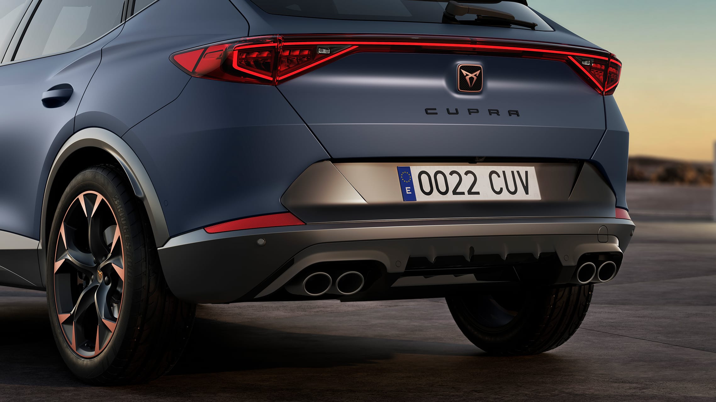 https://www.cupraofficial.es/content/dam/public/cupra-website/cars/cupra-range/formentor/overlay-design-exterior/gallery-component-features-sophisticated-sporting-prime/x-large/02-new-cupra-formentor-compact-suv-twin-tailpipes-sin-sport-black-matte.jpg