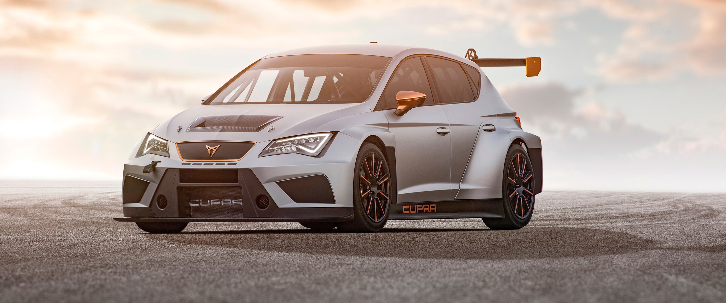Vista lateral frontal del CUPRA TCR