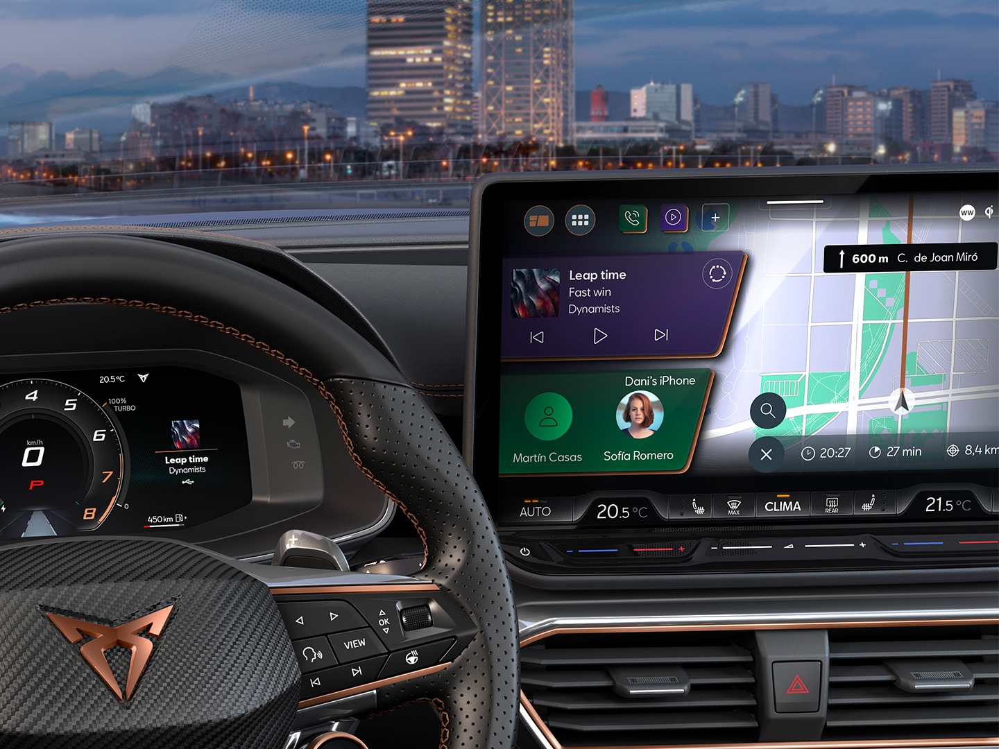 Primer plano de la pantalla dinámica del CUPRA Formentor, el logotipo de cobre, el control de crucero adaptativo, el sistema de prevención de colisiones y el sistema de mantenimiento de carril. Incluye asistente de aparcamiento inteligente, sistema de advertencia de cansancio, asistente de cambio de carril, limitador de velocidad y cámara de visión superior.