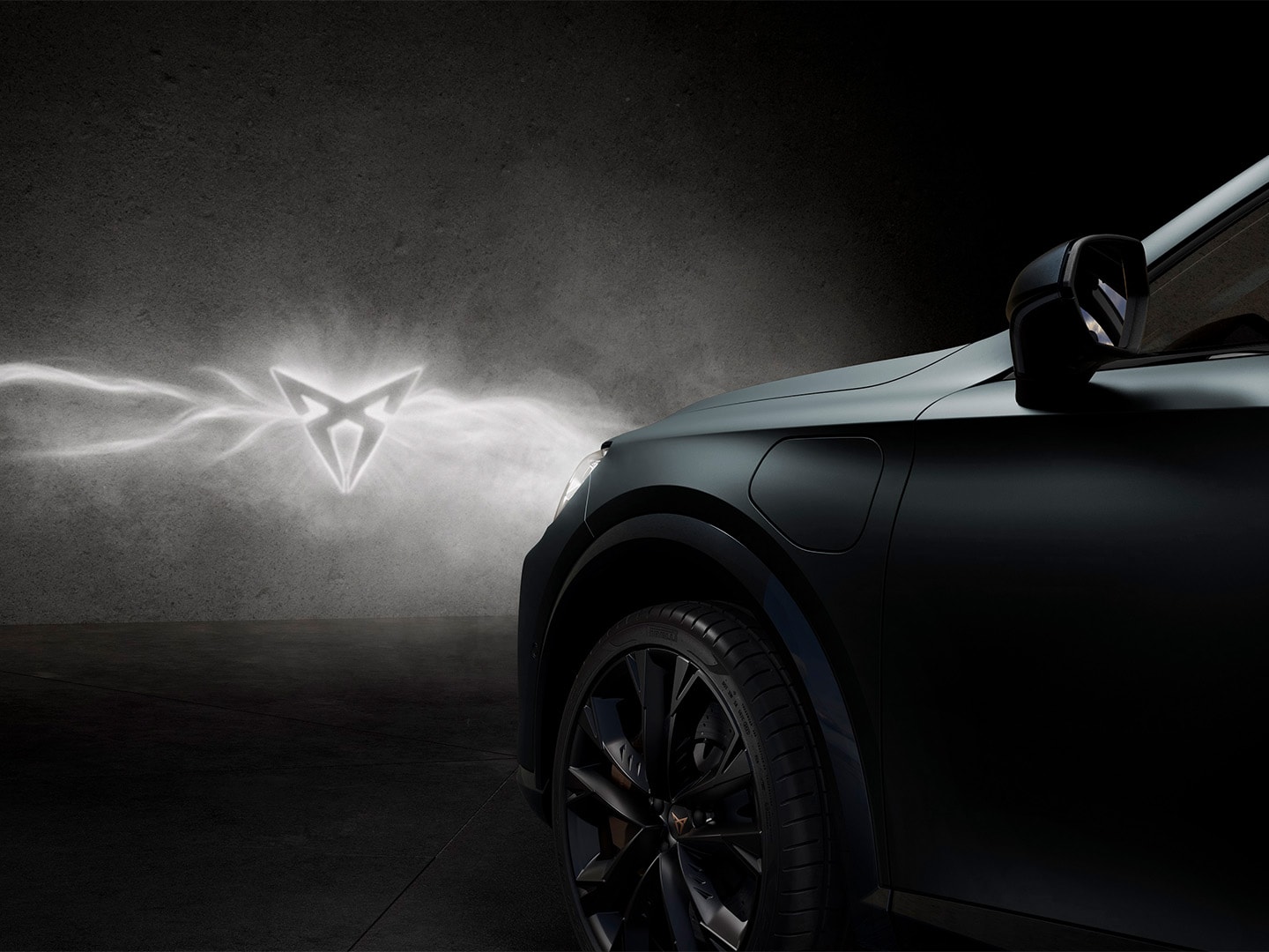 CUPRA Formentor en Bronce Century Mate, llantas con acabado en color cobre, luces CUPRA Matrix LED de alto rendimiento y faros con la forma de ojo triangular característica de CUPRA.