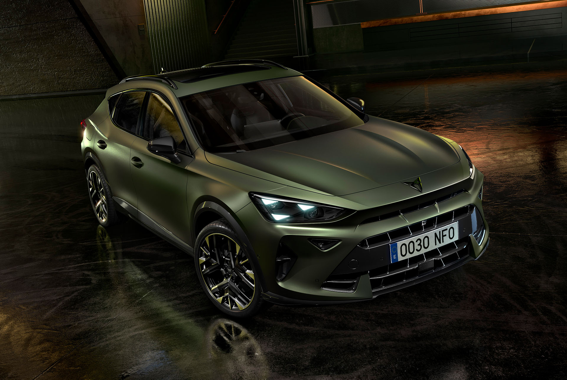 Un Formentor Tribe Edition, aparcado en un entorno industrial que resalta su color Manganese Mate.