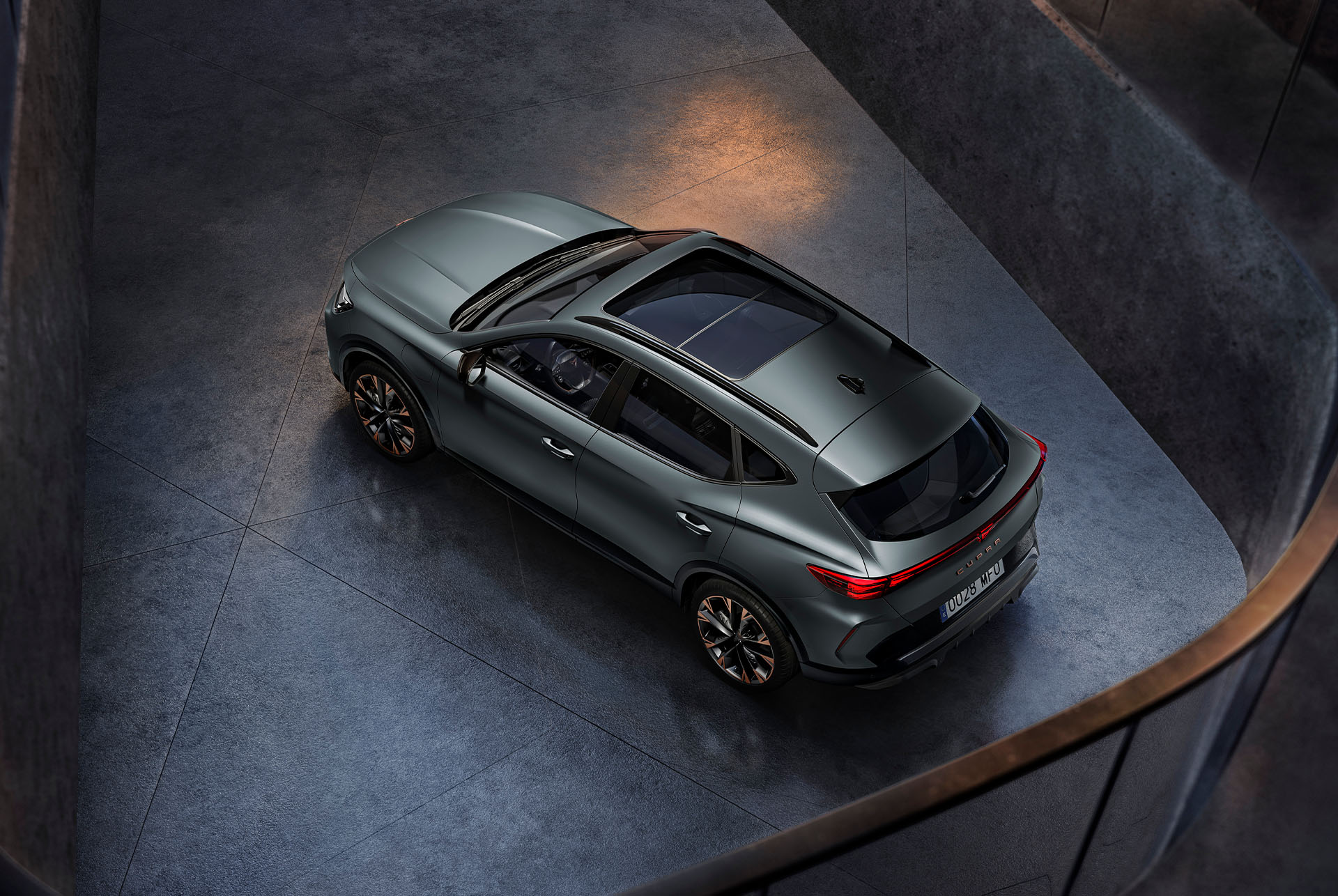 El CUPRA Formentor luce su elegante diseño con el horizonte nocturno como telón de fondo.