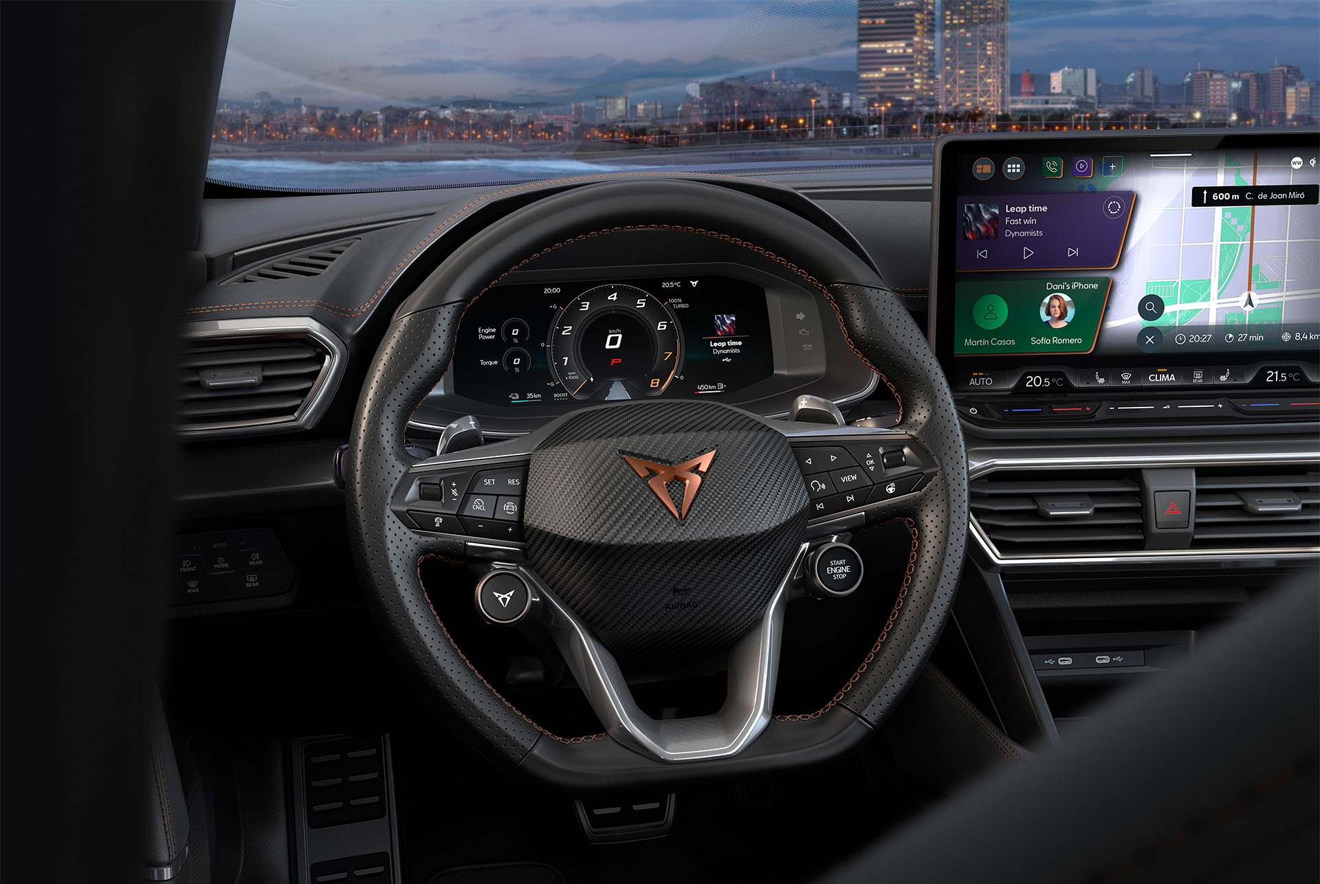 Volante CUPRA con logotipo, costuras en Copper, botones satélite y calefacción integrada. Skyline de Barcelona y pantalla de Infotainment.