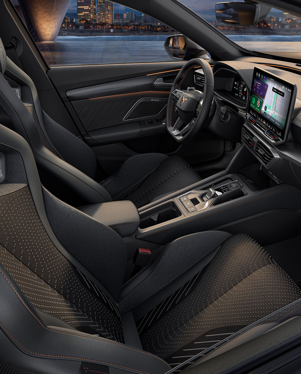 Vista interior del habitáculo del nuevo CUPRA Formentor. El habitáculo cuenta con asientos tipo bucket negros, detalles y costuras en cobre, sistema de Infotainment y un volante con el logotipo de CUPRA.