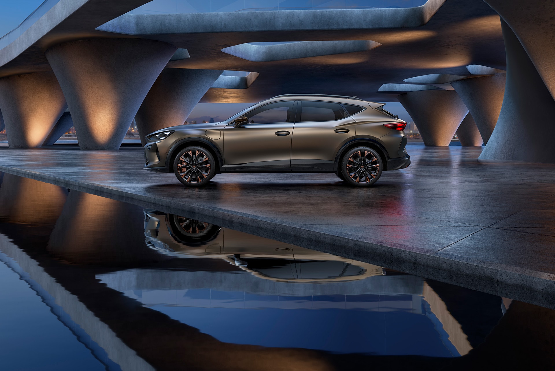 Vista lateral de la carrocería del nuevo CUPRA Formentor VZ 2025 Bronce Century mate, versión del modelo de coche con llantas de acabado en Copper. Arquitectura iluminada y hormigón.