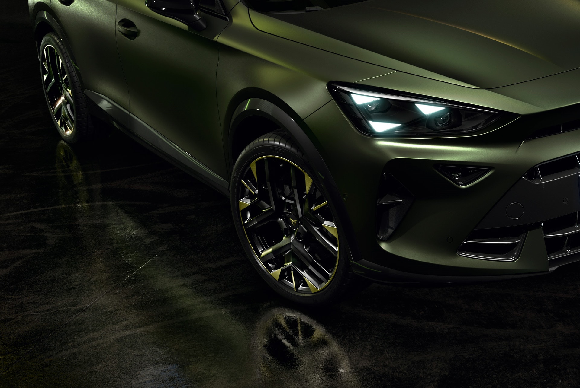 Primer plano de las llantas de aleación de 48 centímetros (19”) en color Sulfur que dan un toque atrevido al CUPRA Formentor de la Tribe Edition. 