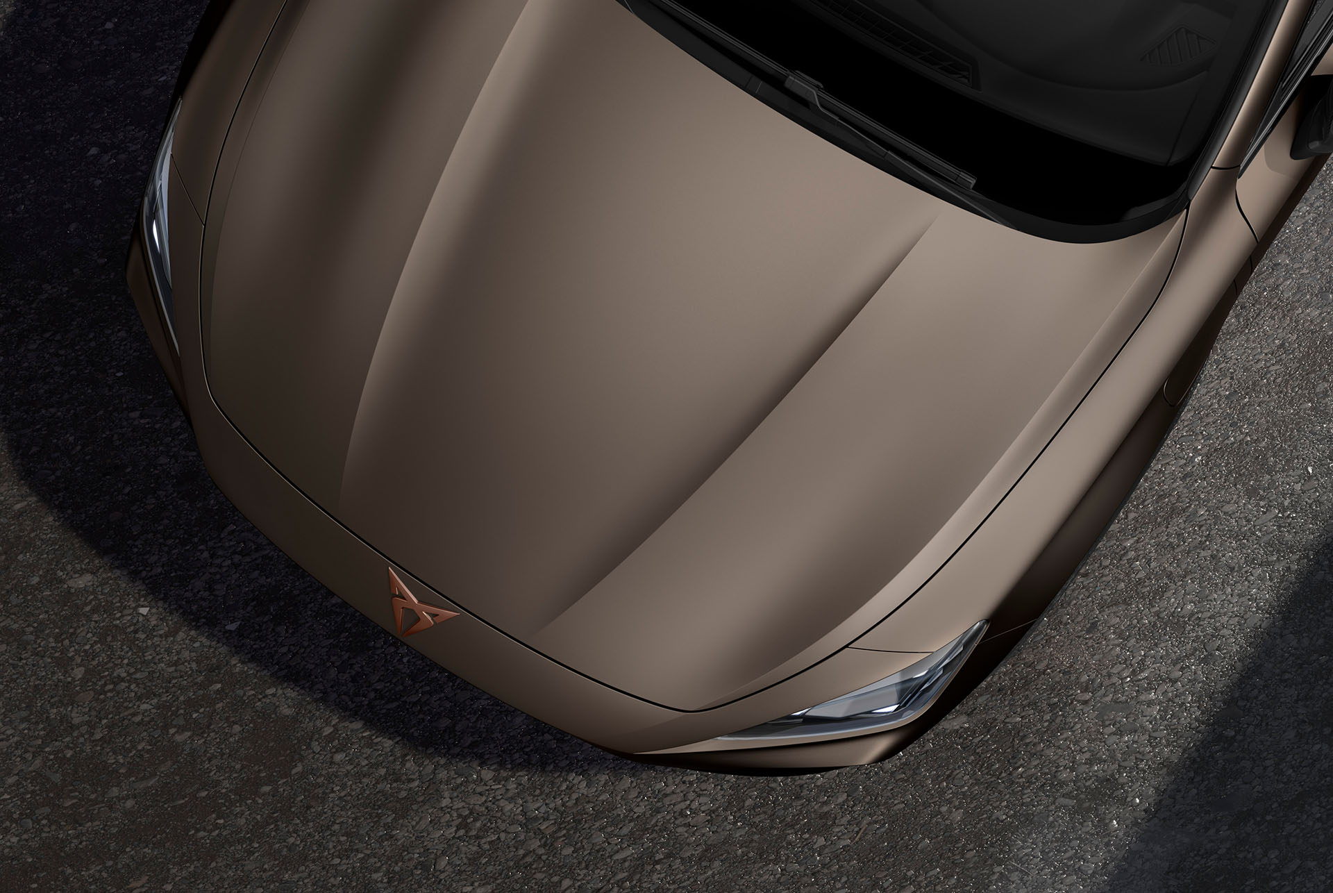 Vista aérea del nuevo CUPRA Formentor SUV crossover 2025 en Century Bronze mate.