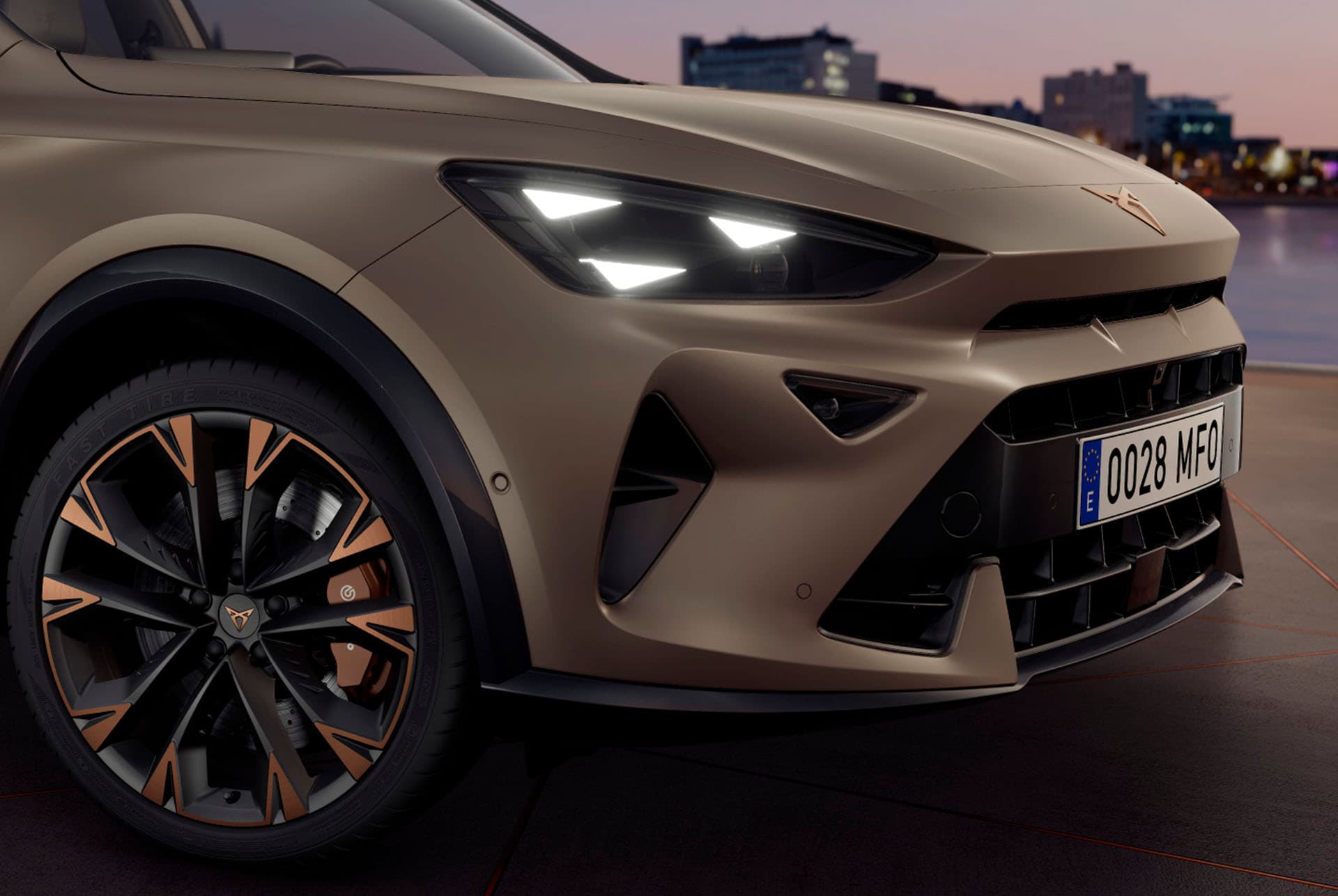 Nuevo CUPRA Formentor 2025 en Century Bronze mate, llantas con acabado en Copper, luces LED CUPRA Matrix Pure Performance, faros con la distintiva forma de ojo triangular, característicos de CUPRA.