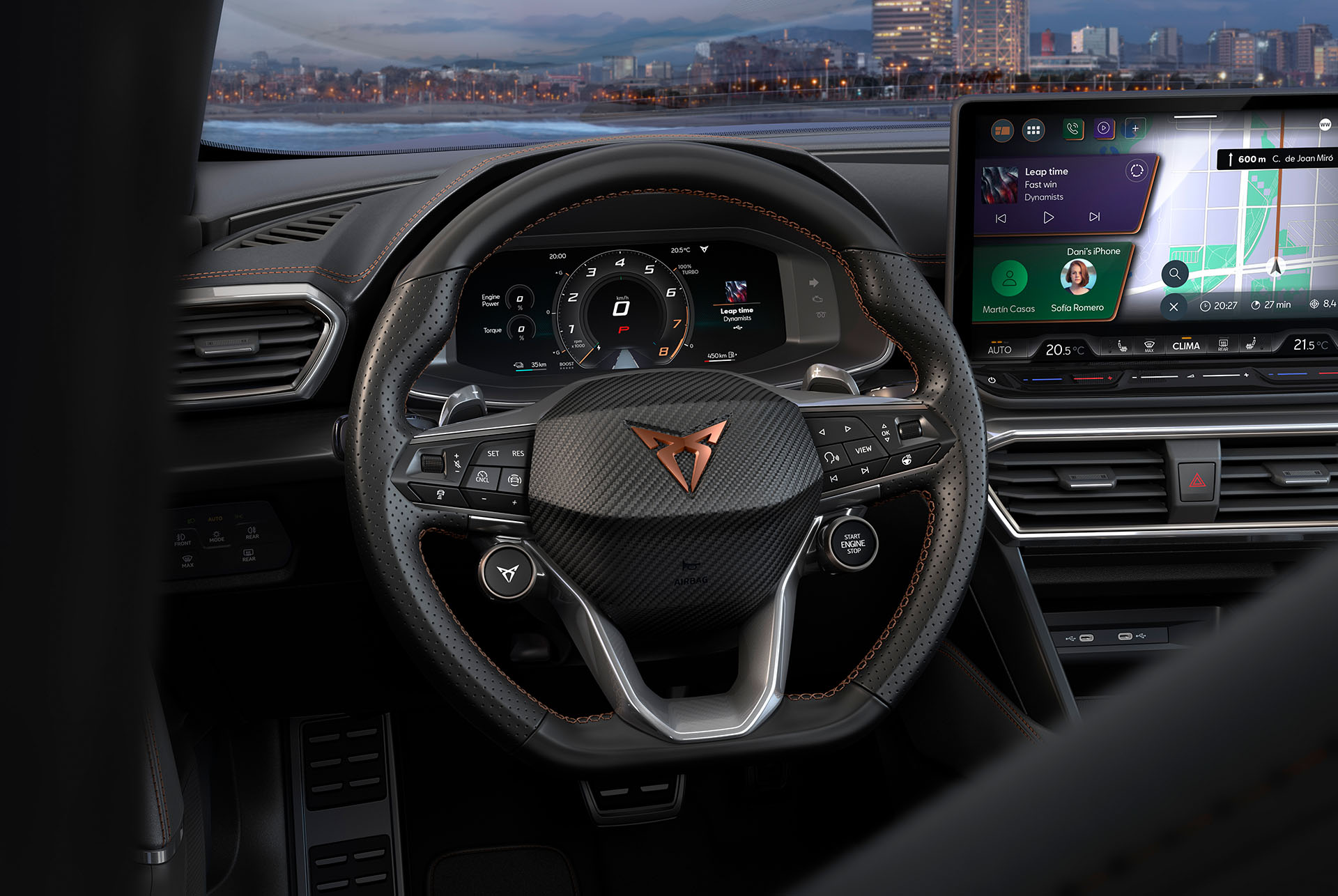 Primer plano de la nueva pantalla dinámica del CUPRA Formentor 2025, logotipo en Copper, control de crucero adaptativo, sistema precolisión y de mantenimiento de carril. Incluye Intelligent Park Assist, asistente de detector de fatiga, asistente de cambio de carril, limitador de velocidad y cámara de visión superior.  