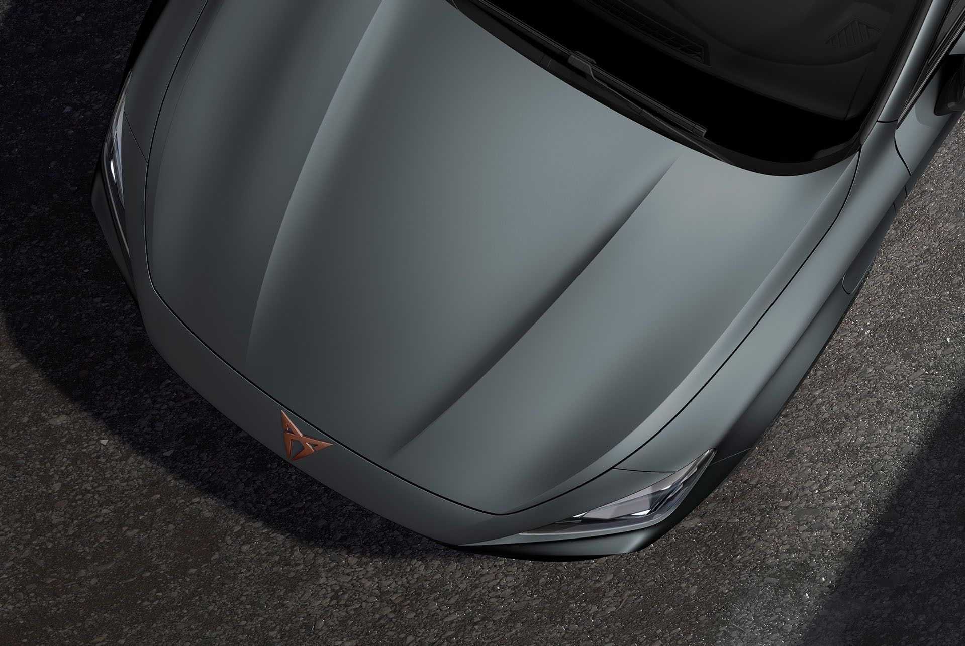 Vista aérea del nuevo CUPRA Formentor SUV crossover 2025 gris Enceladus mate.