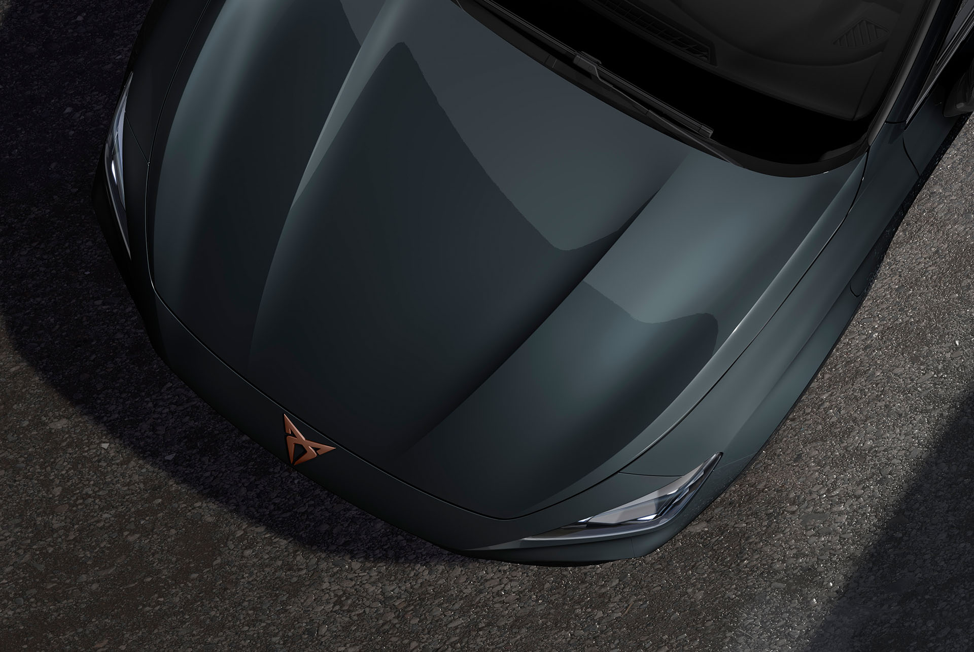 Vista aérea del nuevo CUPRA Formentor SUV crossover 2025 azul Fiordo mate.