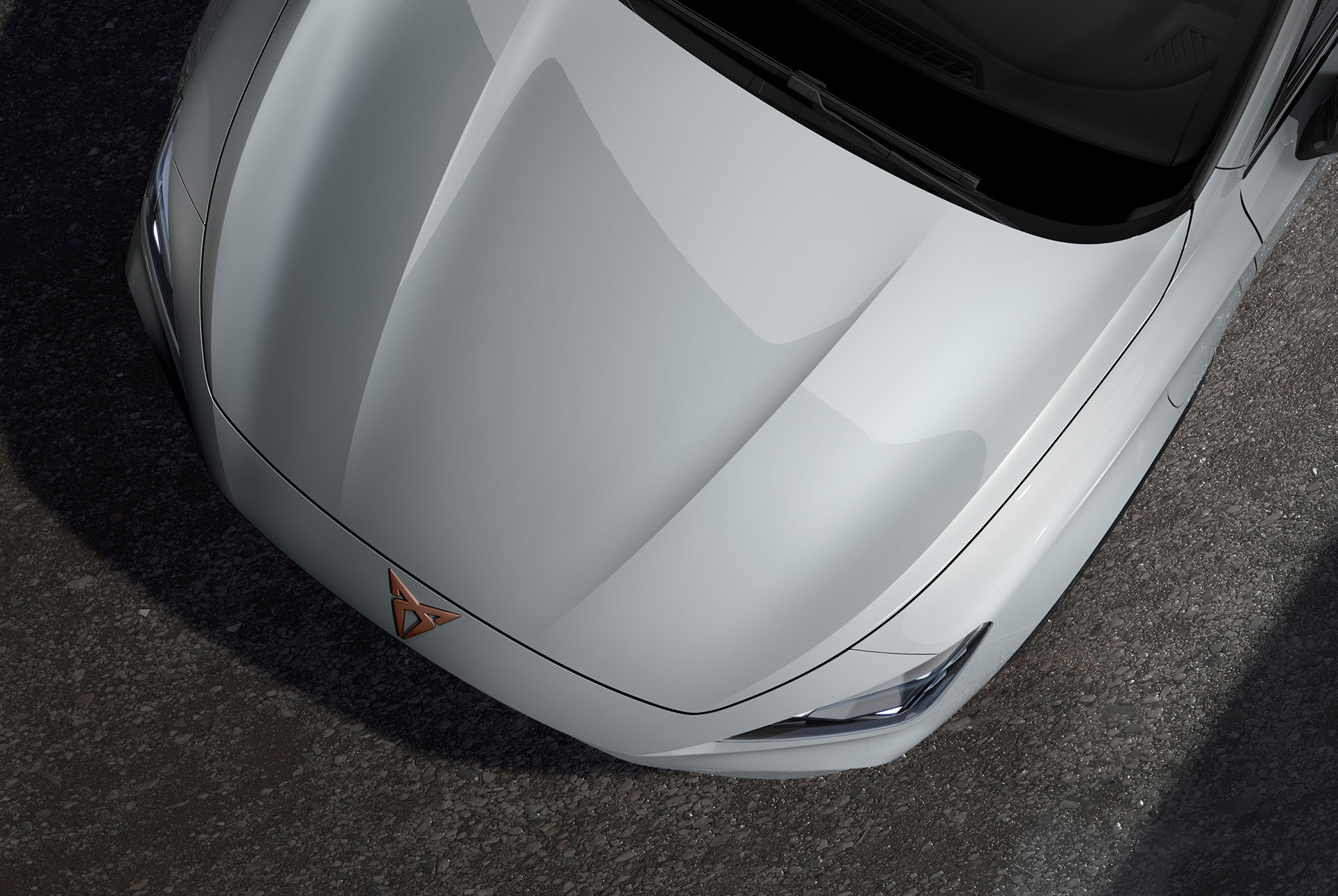 Vista aérea del nuevo CUPRA Formentor SUV crossover 2025 en blanco Glacial.