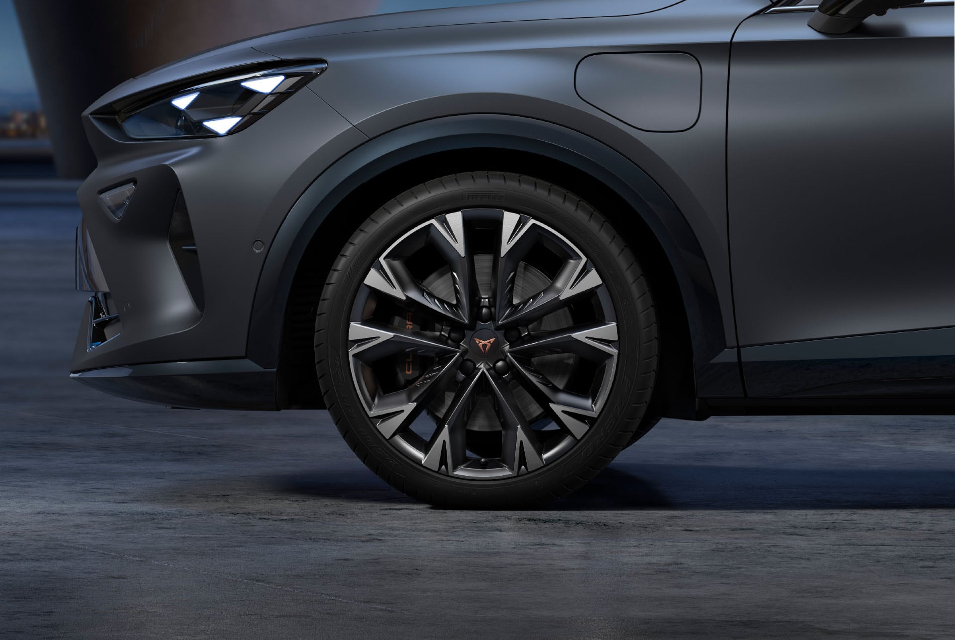 Nuevas llantas de aleación del CUPRA Formentor 2025 en plata y negro, y neumáticos con el logotipo en el centro, faros LED.