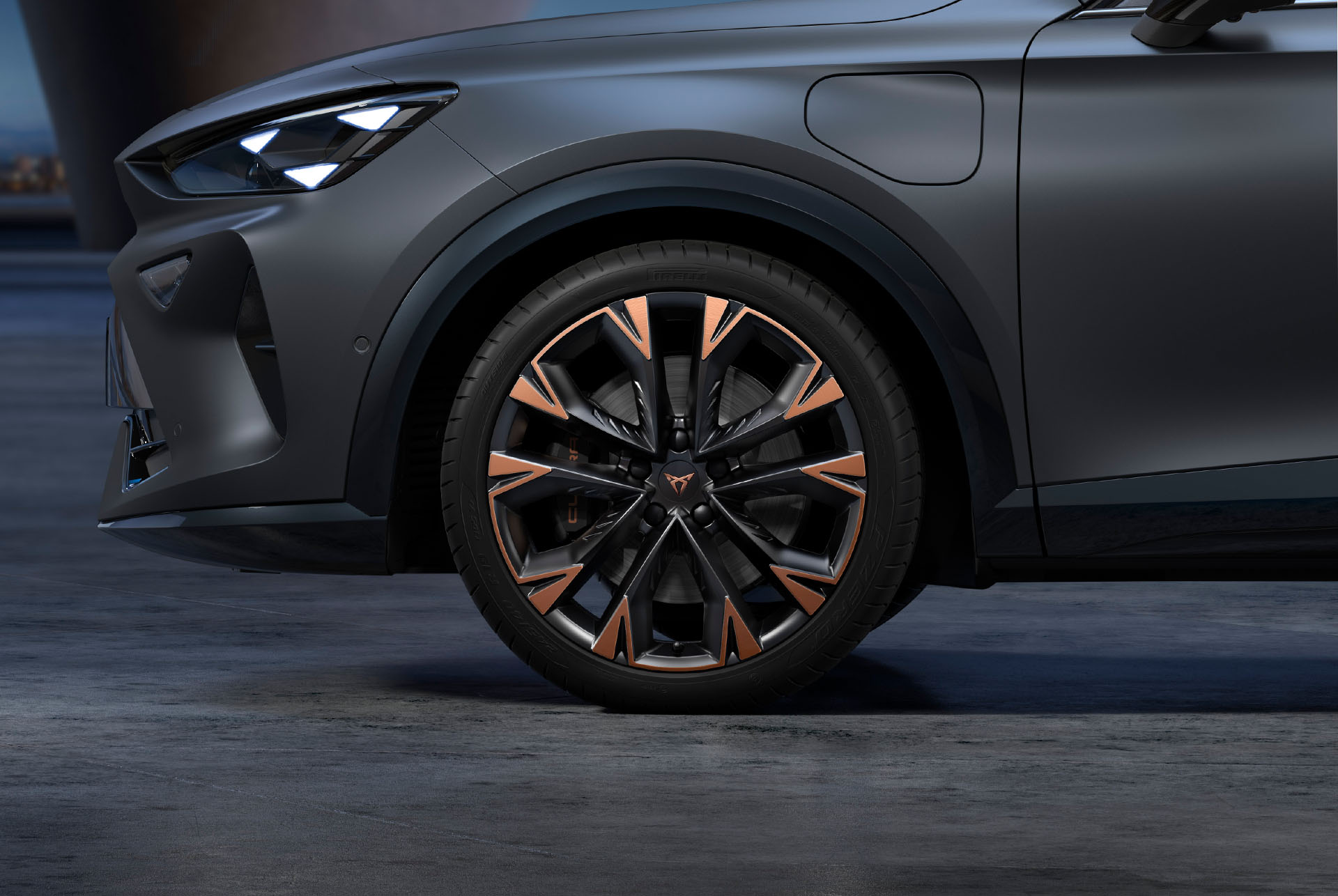 Nuevas llantas del CUPRA Formentor 2025 en Copper y negro, aleación y neumáticos con el logotipo en el centro, faros LED.
