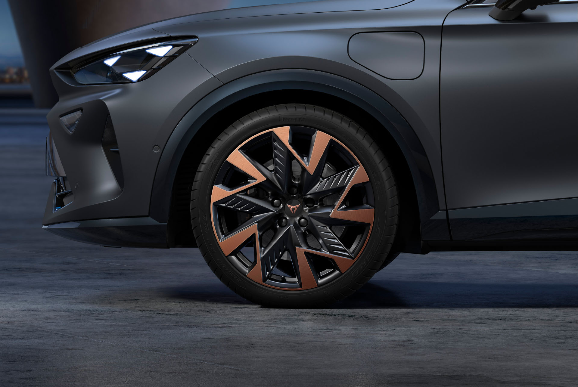 Llantas y neumáticos de aleación CUPRA Formentor 2025 en Sandstorm negro y Copper con logotipo en el centro.
