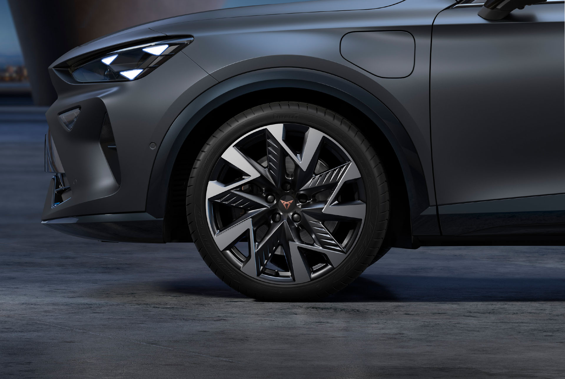 Llantas y neumáticos de aleación CUPRA Formentor 2025 en Sandstorm negro y plateado con logotipo en el centro.