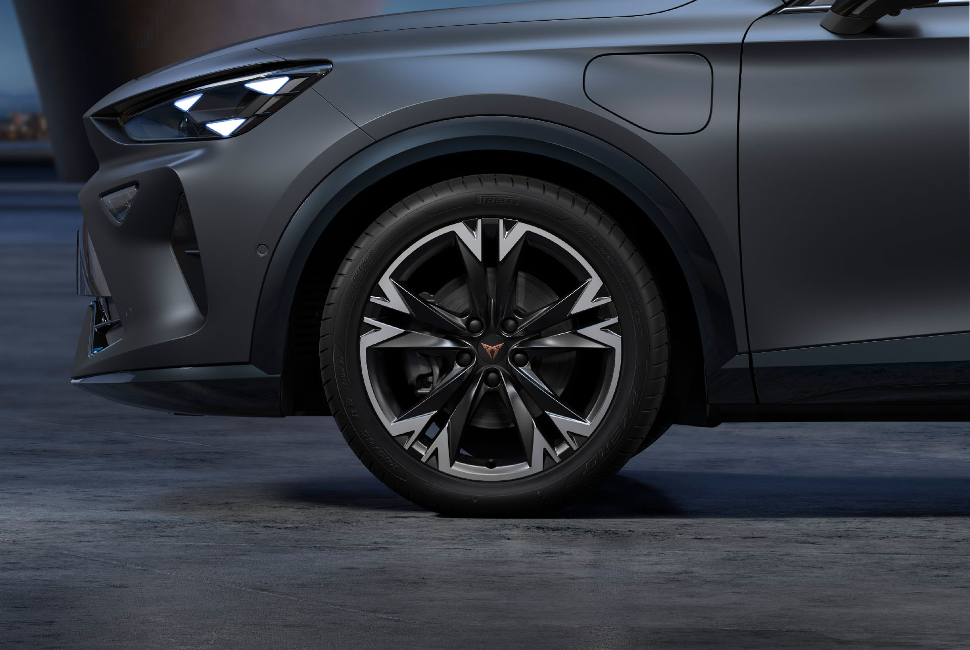 Nuevas llantas del CUPRA Formentor 2025 Sonora en negro y plateado, aleación y neumáticos con el logotipo en el centro, faros LED.