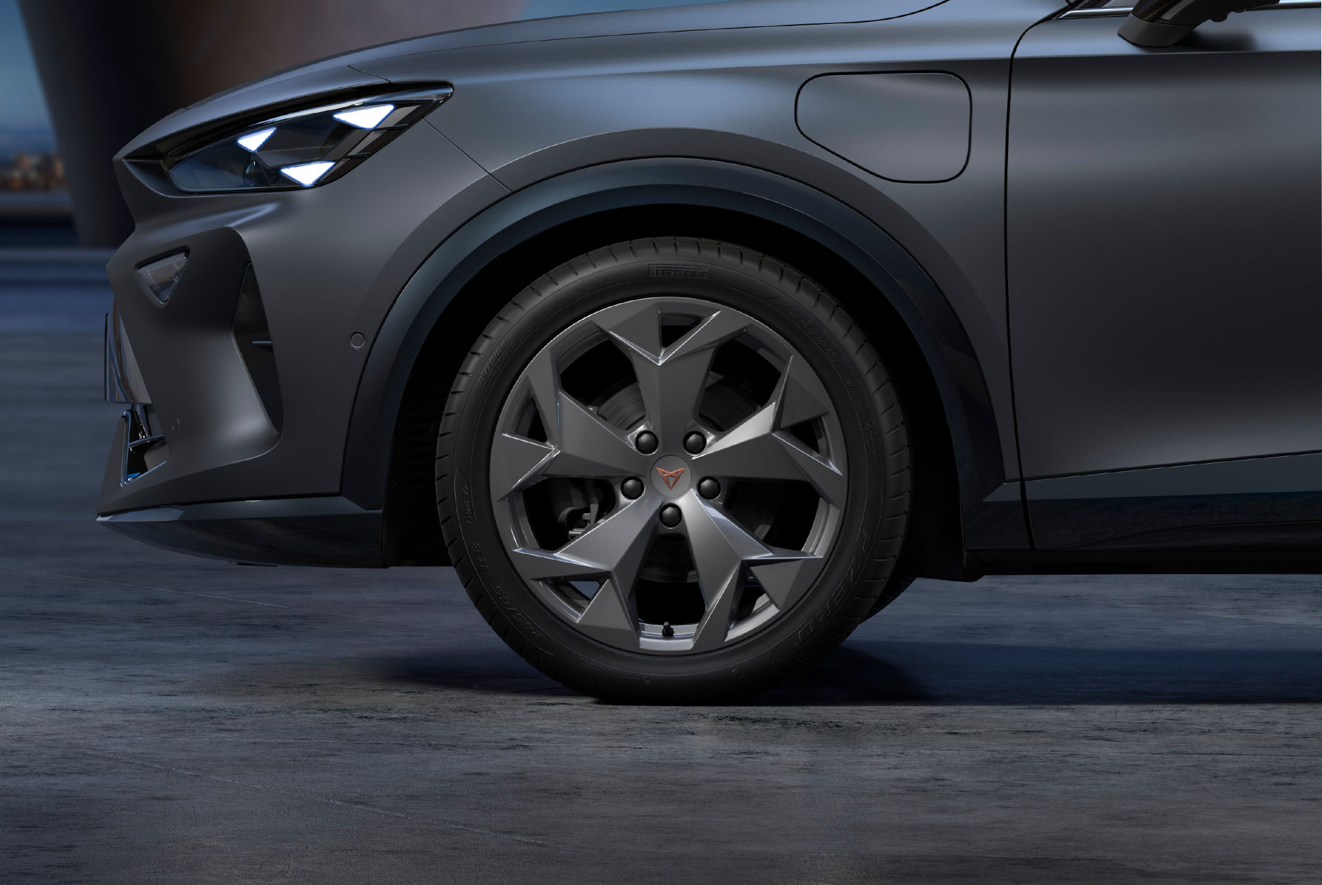 Nuevas llantas del CUPRA Formentor 2025 Tempest en plata, aleación y neumáticos con el logotipo en el centro, faros LED.