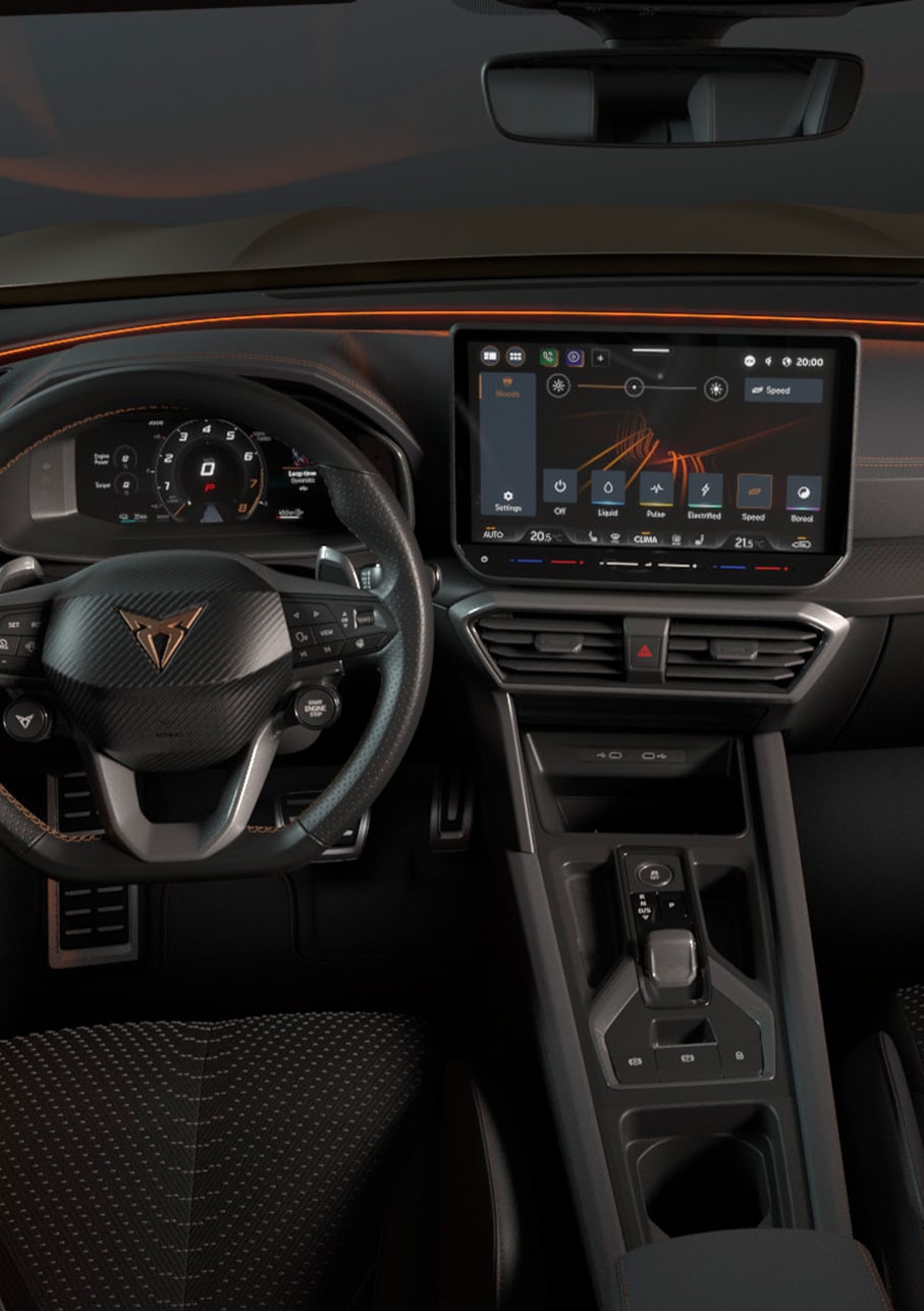 Tecnología mejorada del equipamiento Edge del nuevo CUPRA Formentor 2025, iluminación ambiental y sistema de Infotainment. Sistema KESSY Advanced sin llave, antirrobo y cámara de visión trasera.