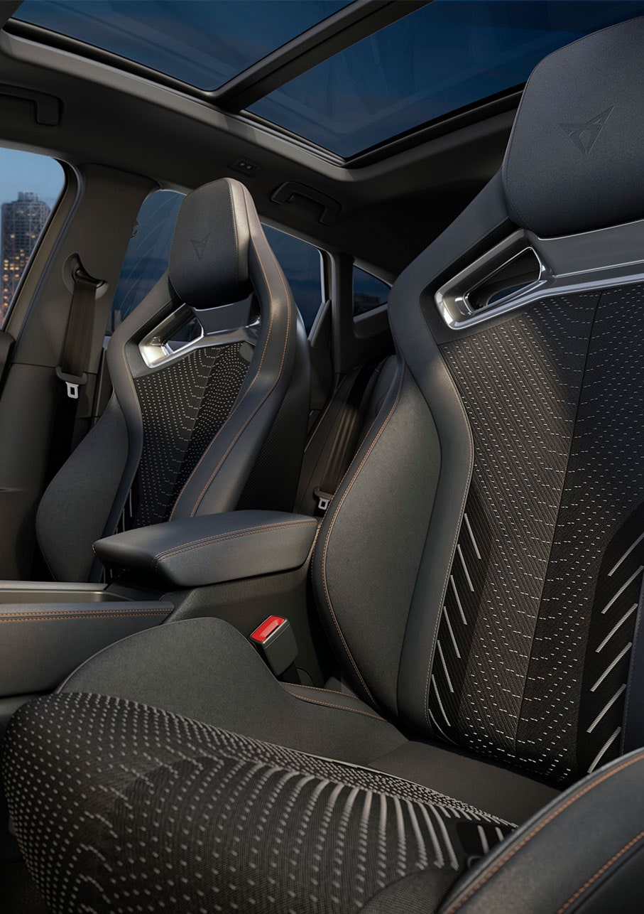Nuevo diseño interior Extreme del CUPRA Formentor 2025, habitáculo y zona del conductor, frenos de alto rendimiento, asientos bucket CUP y molduras interiores cromadas oscuras. Incluye las mejoras Intelligent Drive, Pure Performance e Immersive by Sennheiser™.