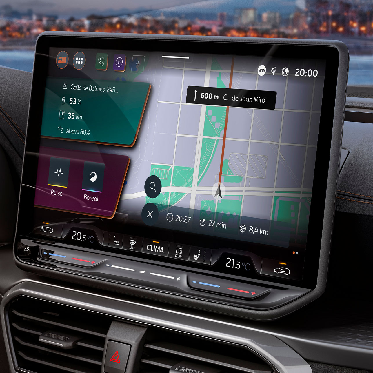 Vista del salpicadero del nuevo CUPRA Formentor 2025, pantalla del sistema Infotainment con CUPRA Connect Plus, para estaciones de carga EV y PHEV, alertas de tráfico en directo, estaciones de carga y para encontrar aparcamiento.