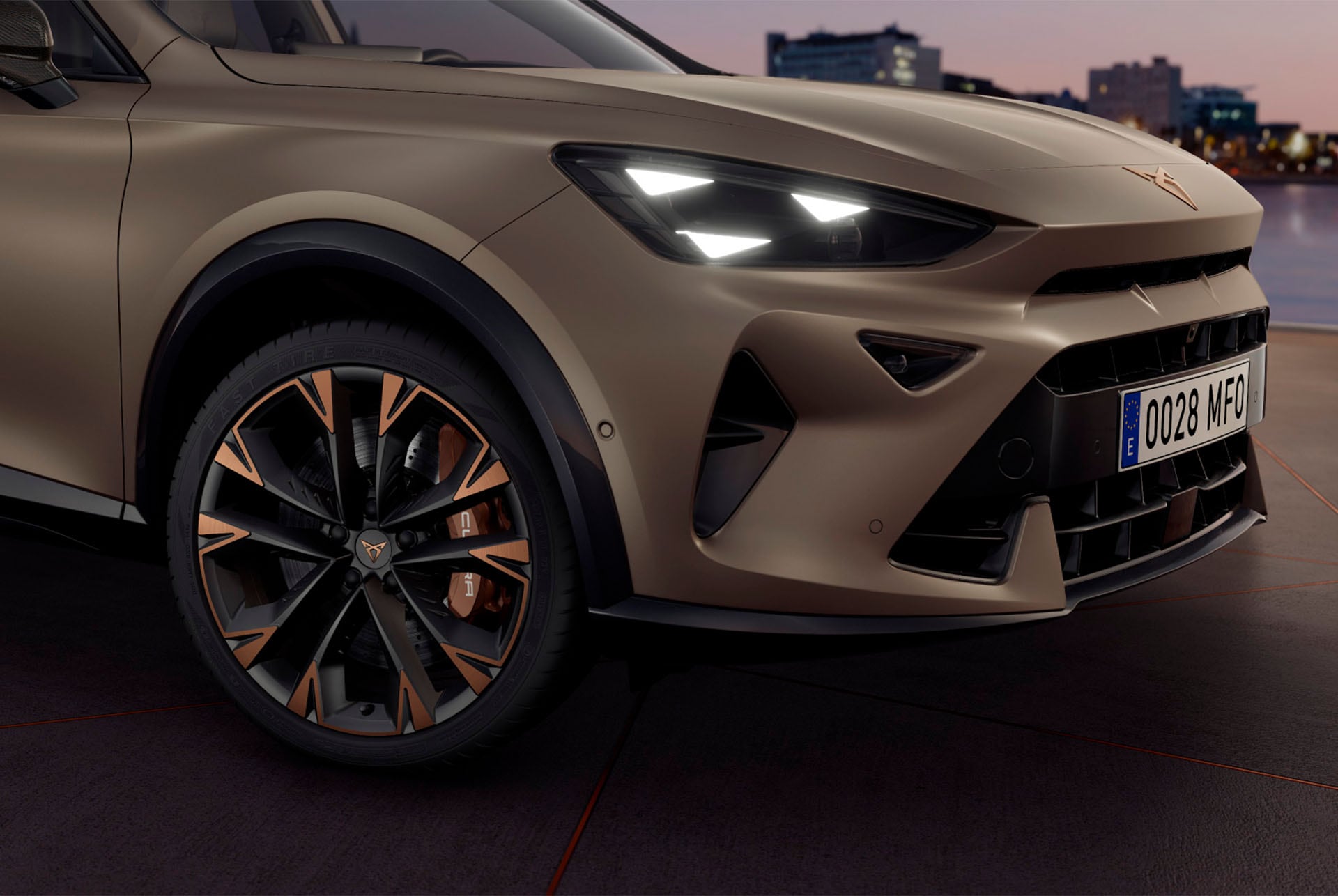Vista exterior del nuevo CUPRA Formentor 2025 con llantas con acabado en Copper, frenos Akebono, retrovisores exteriores, neumáticos, los característicos faros LED con forma de ojo triangular y el logotipo CUPRA.