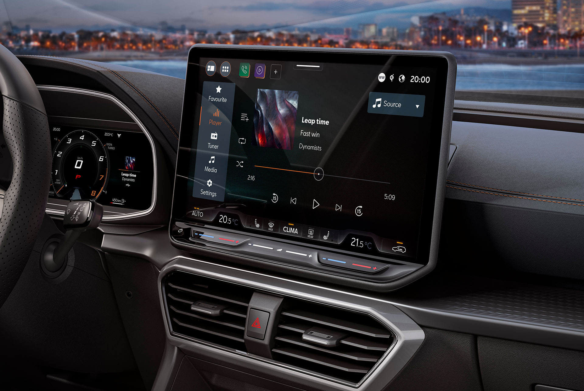 Vista interior del nuevo CUPRA Formentor 2025 con volante de cuero, sistema de Infotainment que muestra los ajustes multimedia y de climatización, y un salpicadero con un paisaje urbano de fondo al atardecer.