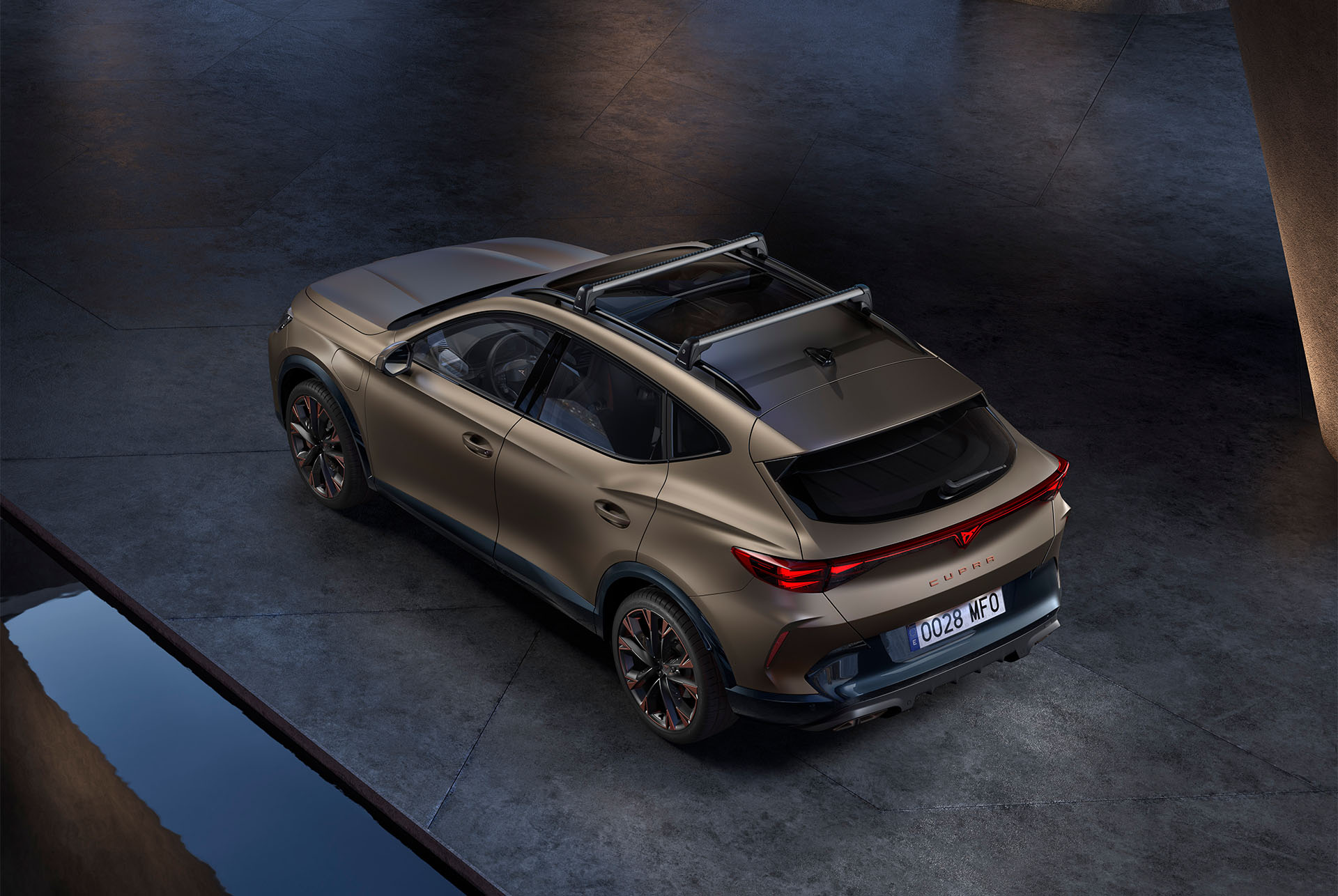 Nuevo CUPRA Formentor 2025 century bonze mate con accesorio barras portantes en el techo. 