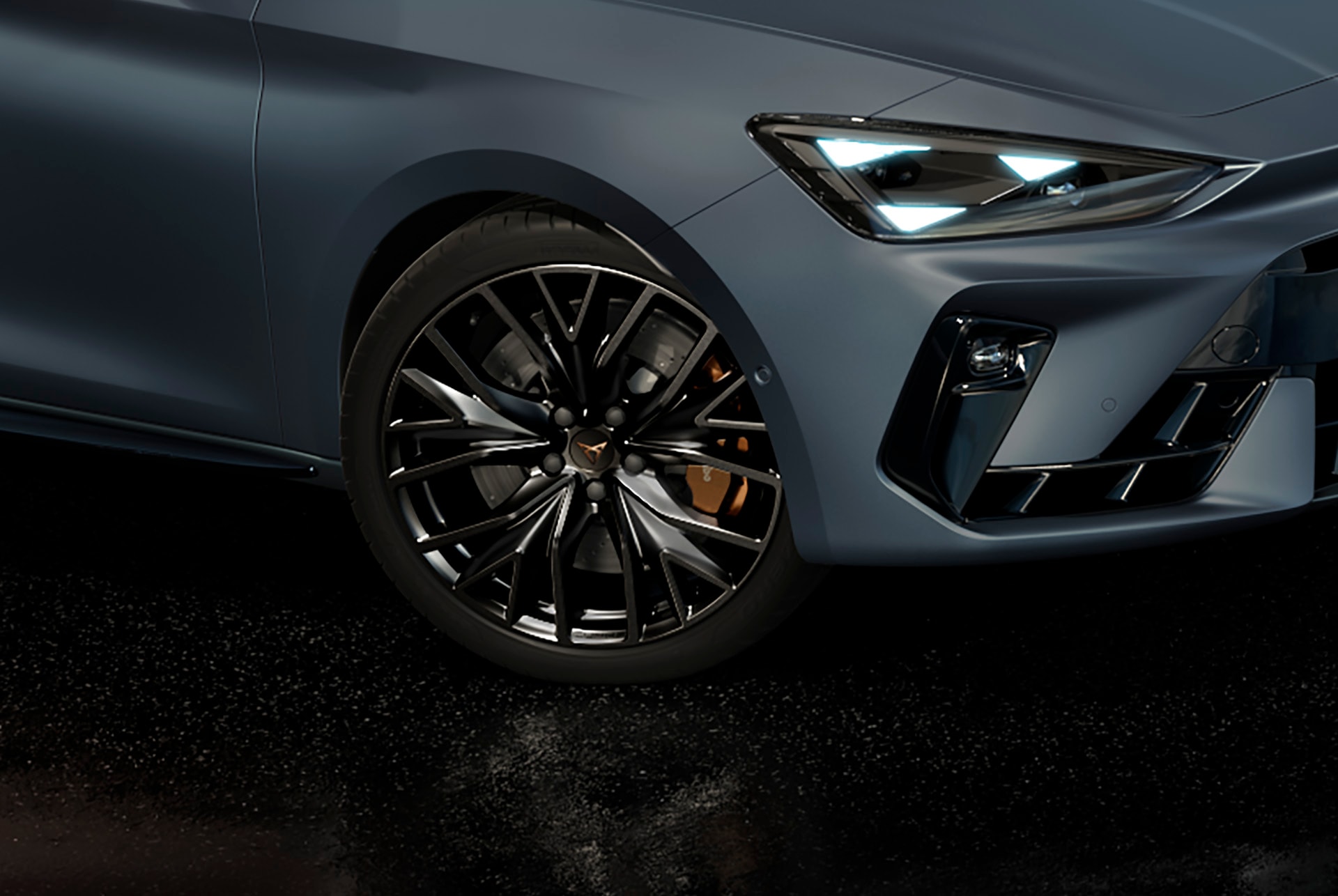 plano lateral en detalle del CUPRA Leon Sportstourer en gris, destacando la sofisticación y personalidad de la llanta de aleación de 48 cm (19") en acabado Sport Black Matt.