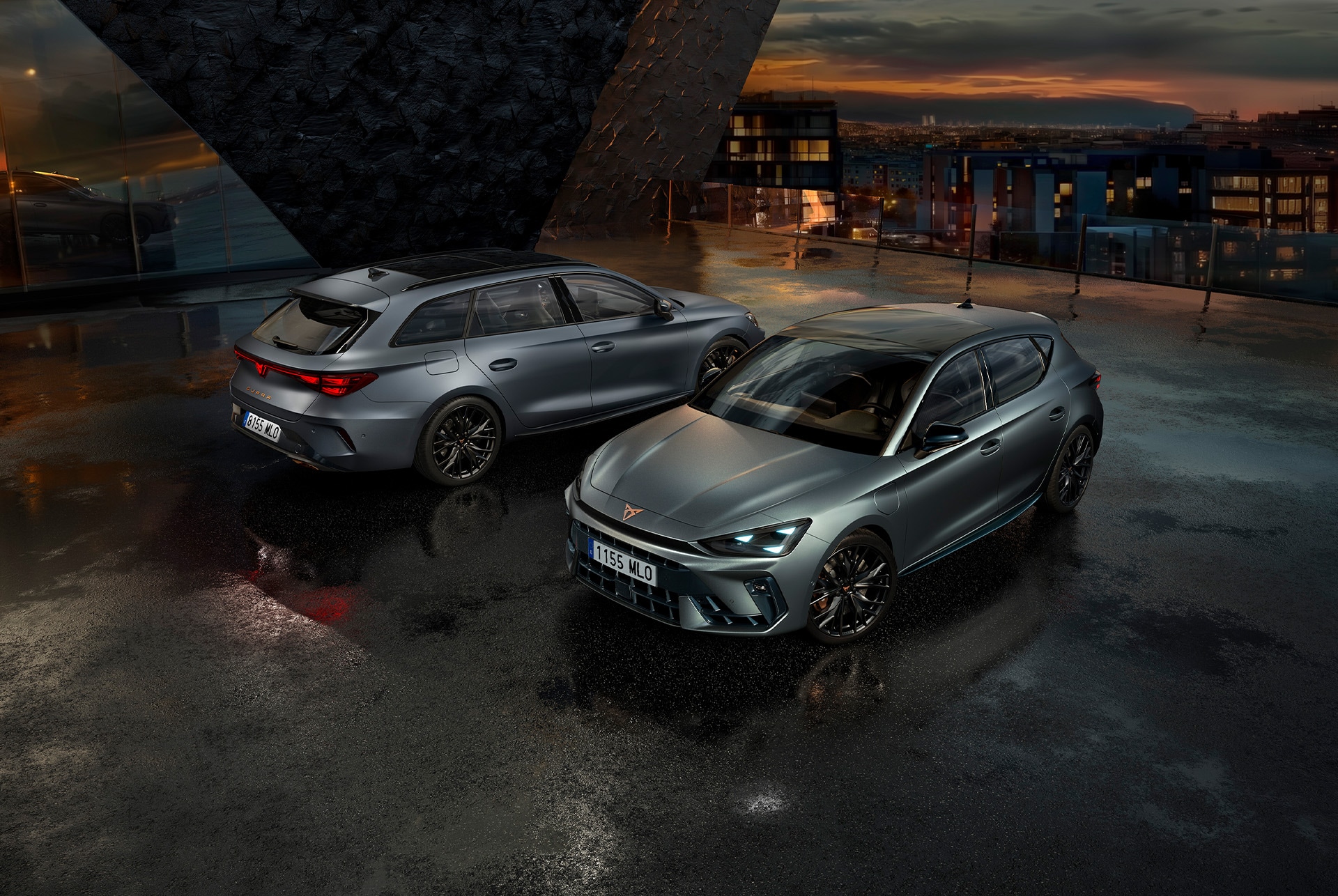 imagen de dos CUPRA Leones aparcados en un entorno nocturno; uno muestra el diseño frontal y el otro, el diseño trasero.