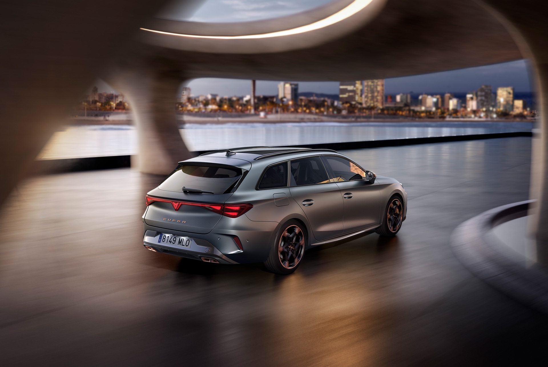 Nuevo CUPRA León Sportstourer phev 2025 en movimiento