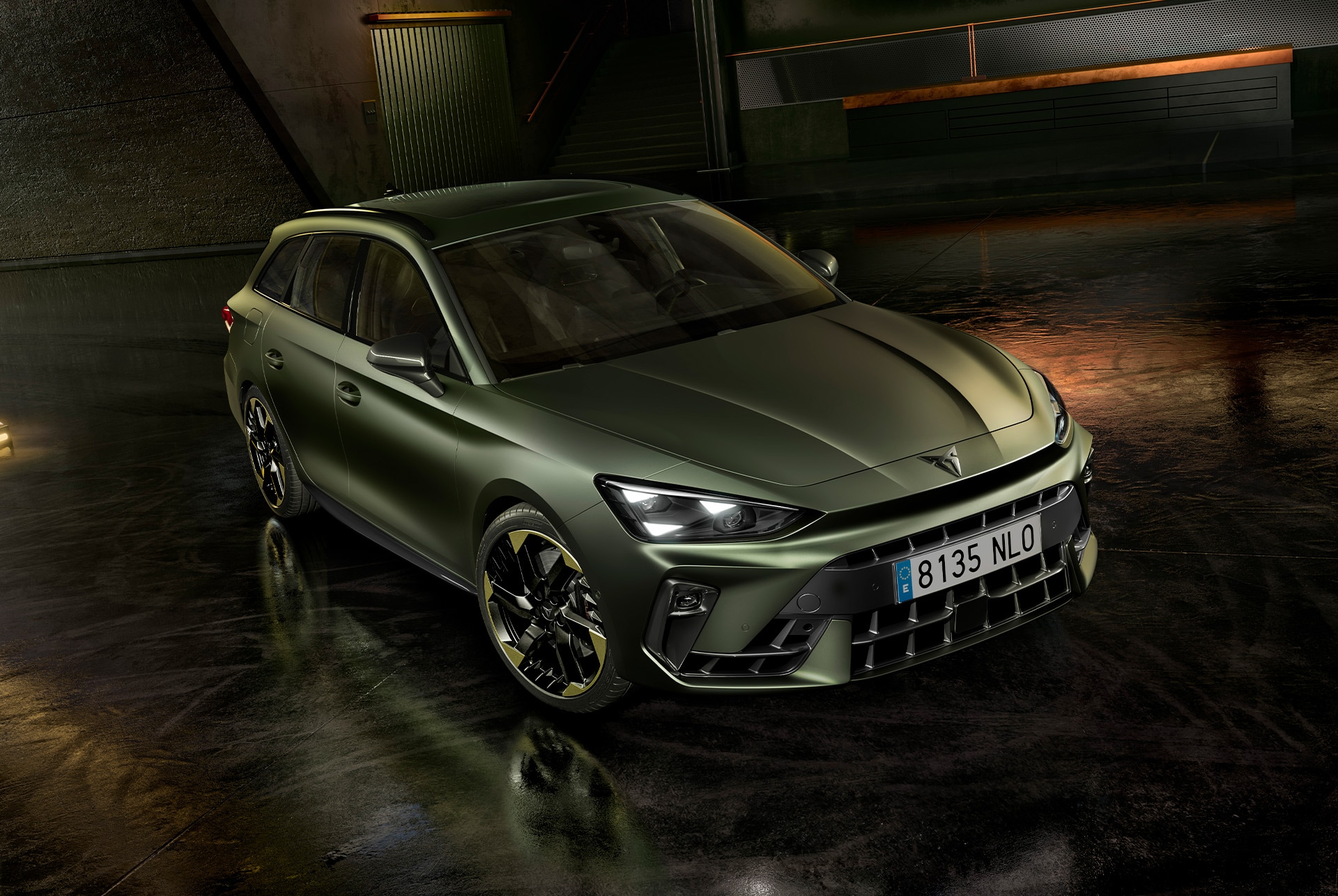 Diseño exterior del CUPRA León Sportstourer Tribe Edition en Manganese mate y llantas de aleación de 48 centímetros (19”) en Sulfur, estacionado en un aparcamiento.